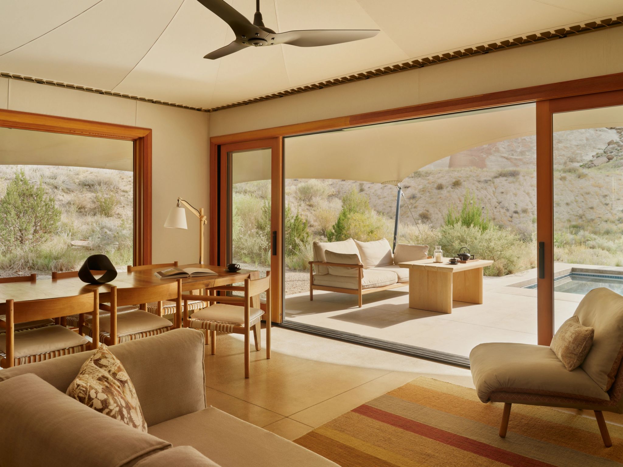 One Bedroom Tended Pavilion   sala de estar – sala de jantar – suite com terraço