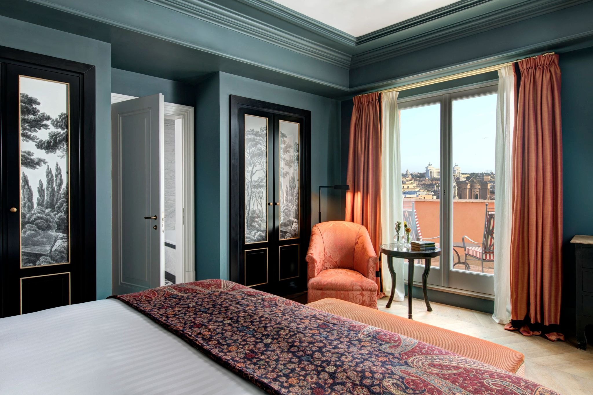 suite com terraço - portas personalizadas - pinturas romanas