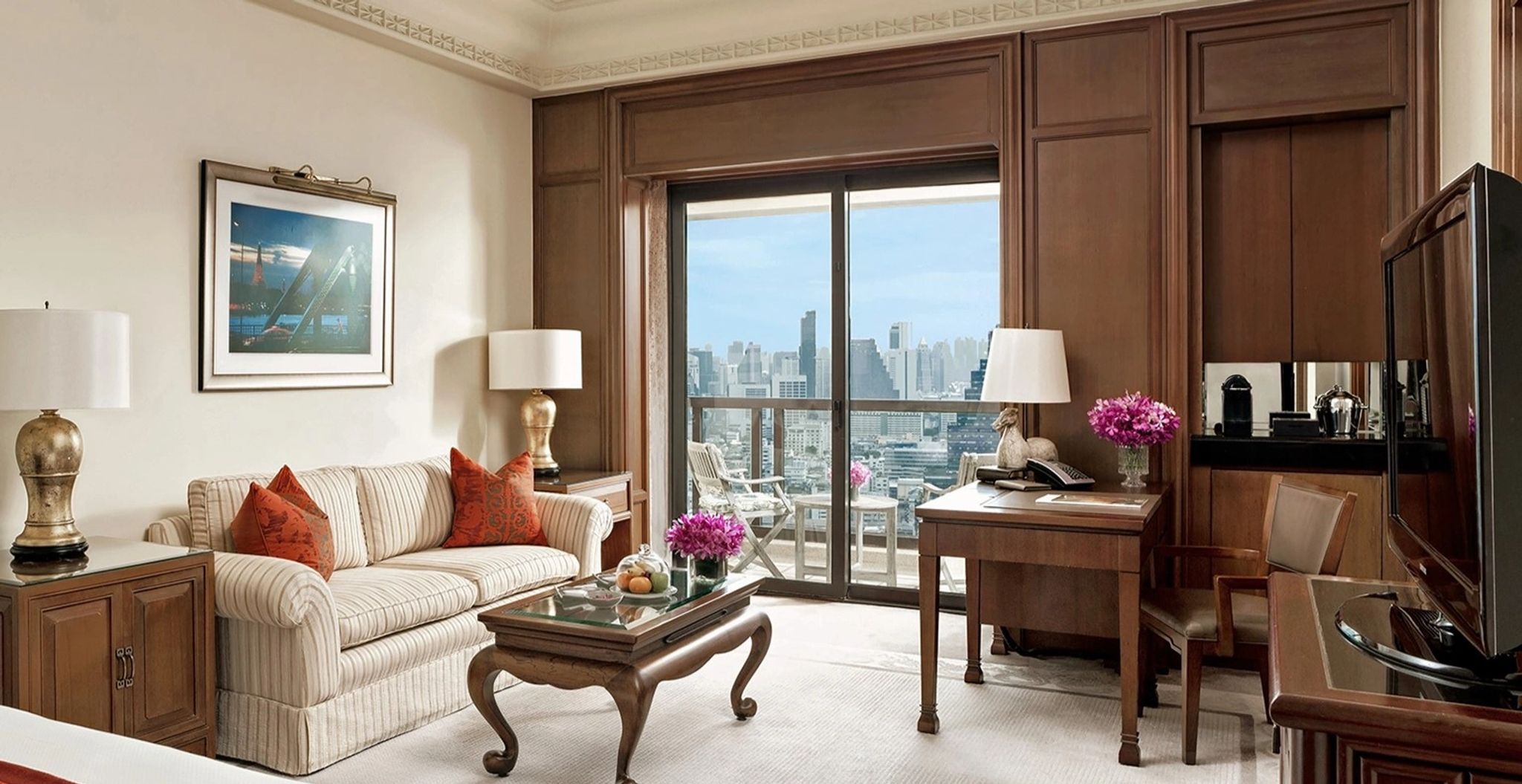 quarto com varanda - quarto camas twin - sala classica - arranjo de flores - sala de estar