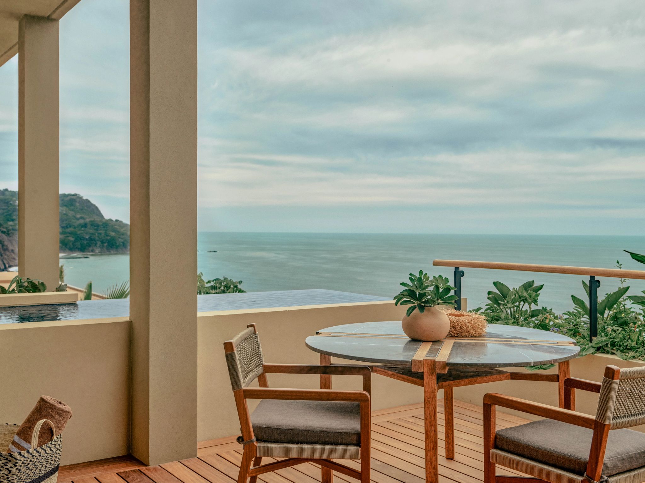 Ocean View Mountain Studio Suite terraco de luxo- vista panoramica - mesa de jantar