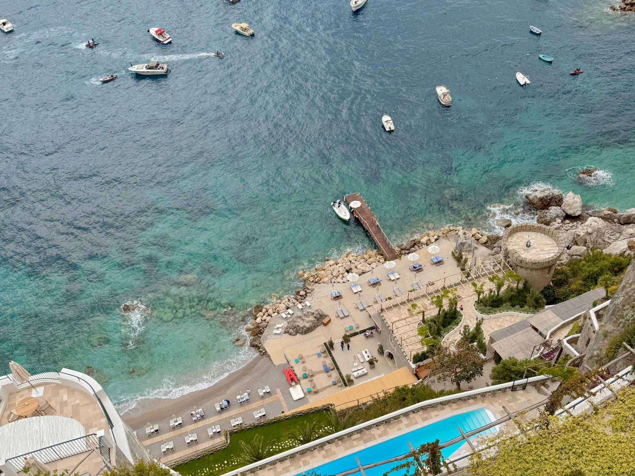 Vista aérea praia e piscina praia privativa - praias costa amalfitana - destino de praia
