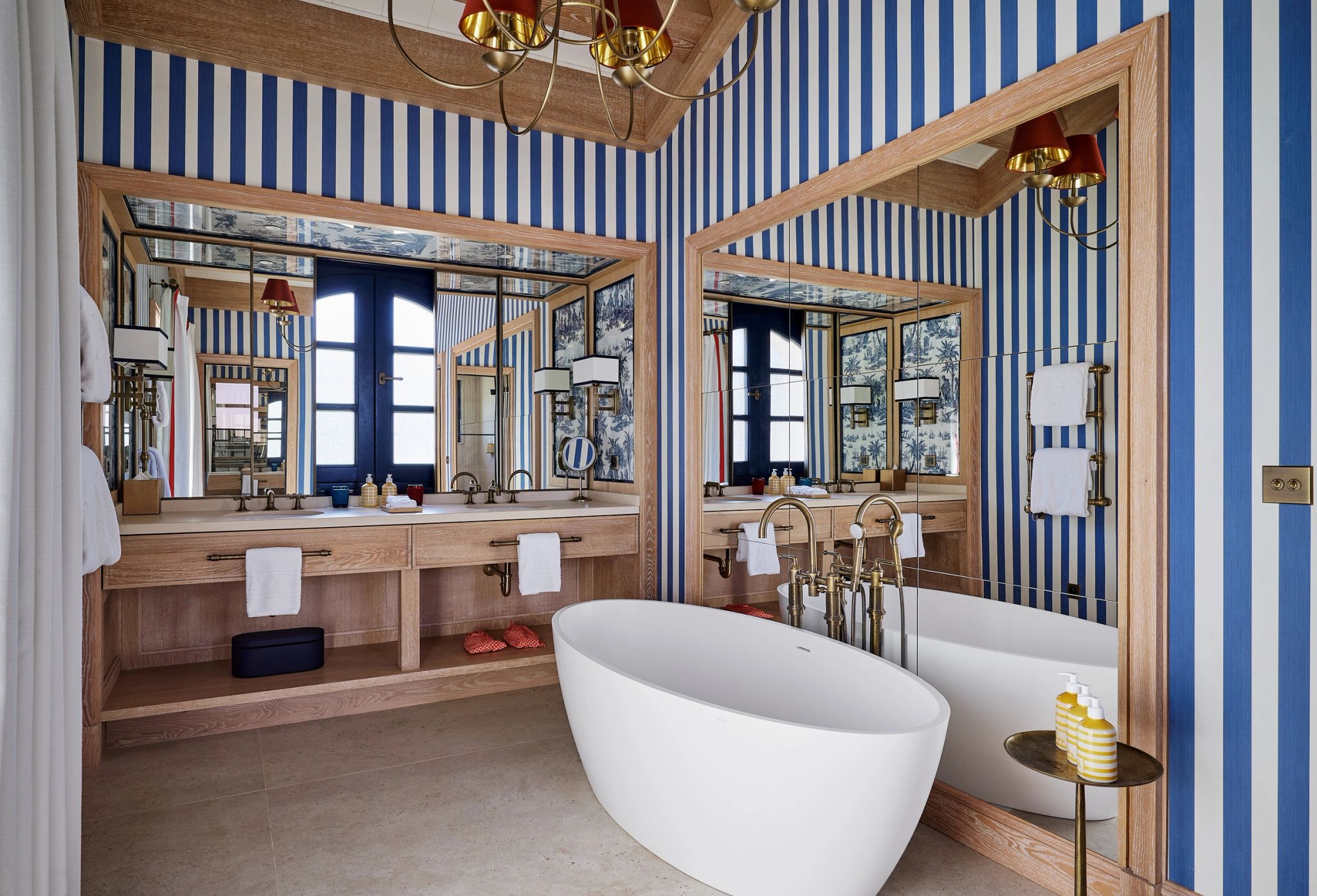 Arev Pool Suite banheiro luxo - pia dupla - banheira de imersao