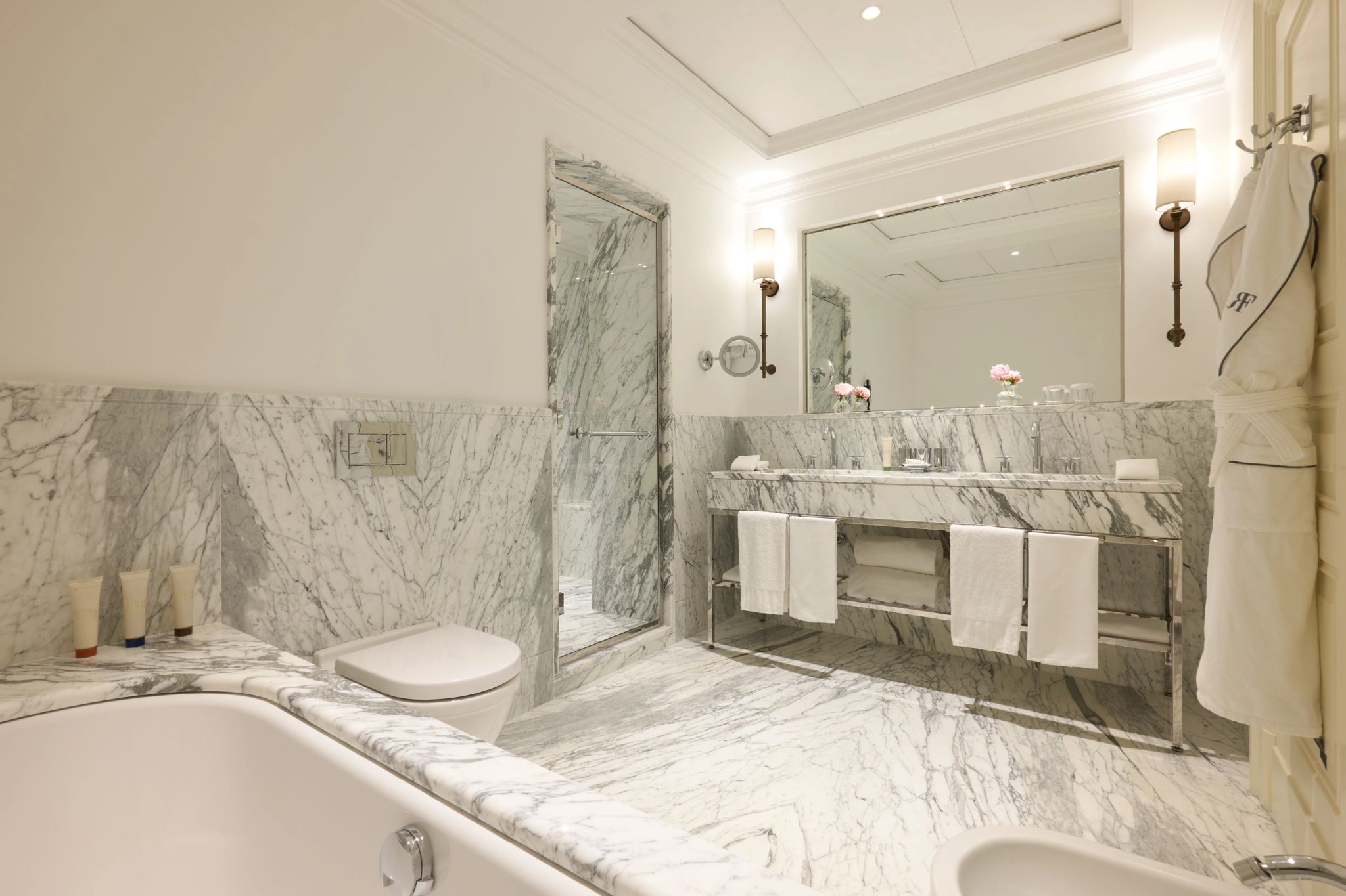 Deluxe Suite Garden View banheira de imersao - banheiro em marmore - banheiro de luxo