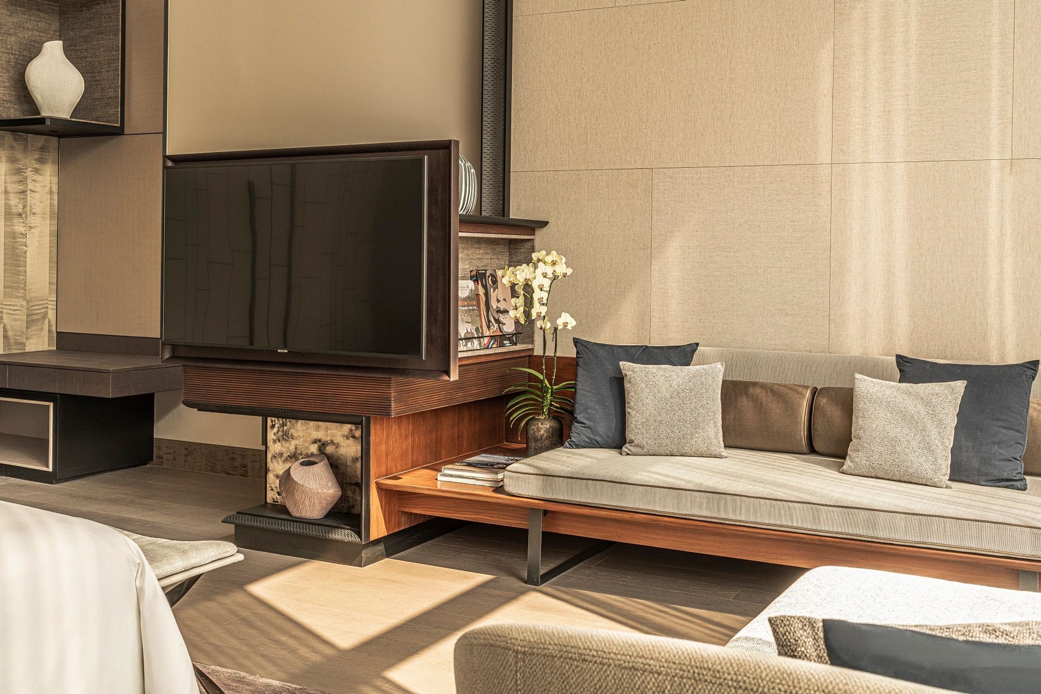 quarto com tv - sofa confortavel - amenidades de hotel