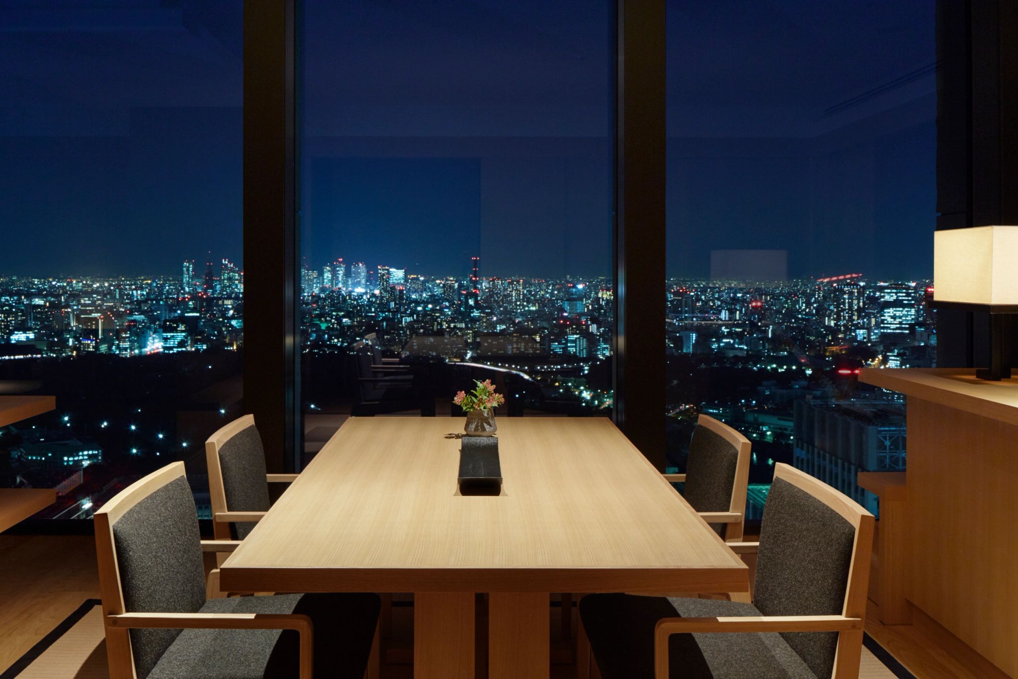vista noturna toquio - cidade de tquio - mesa de jantar - jantar na suite - jantar privativo