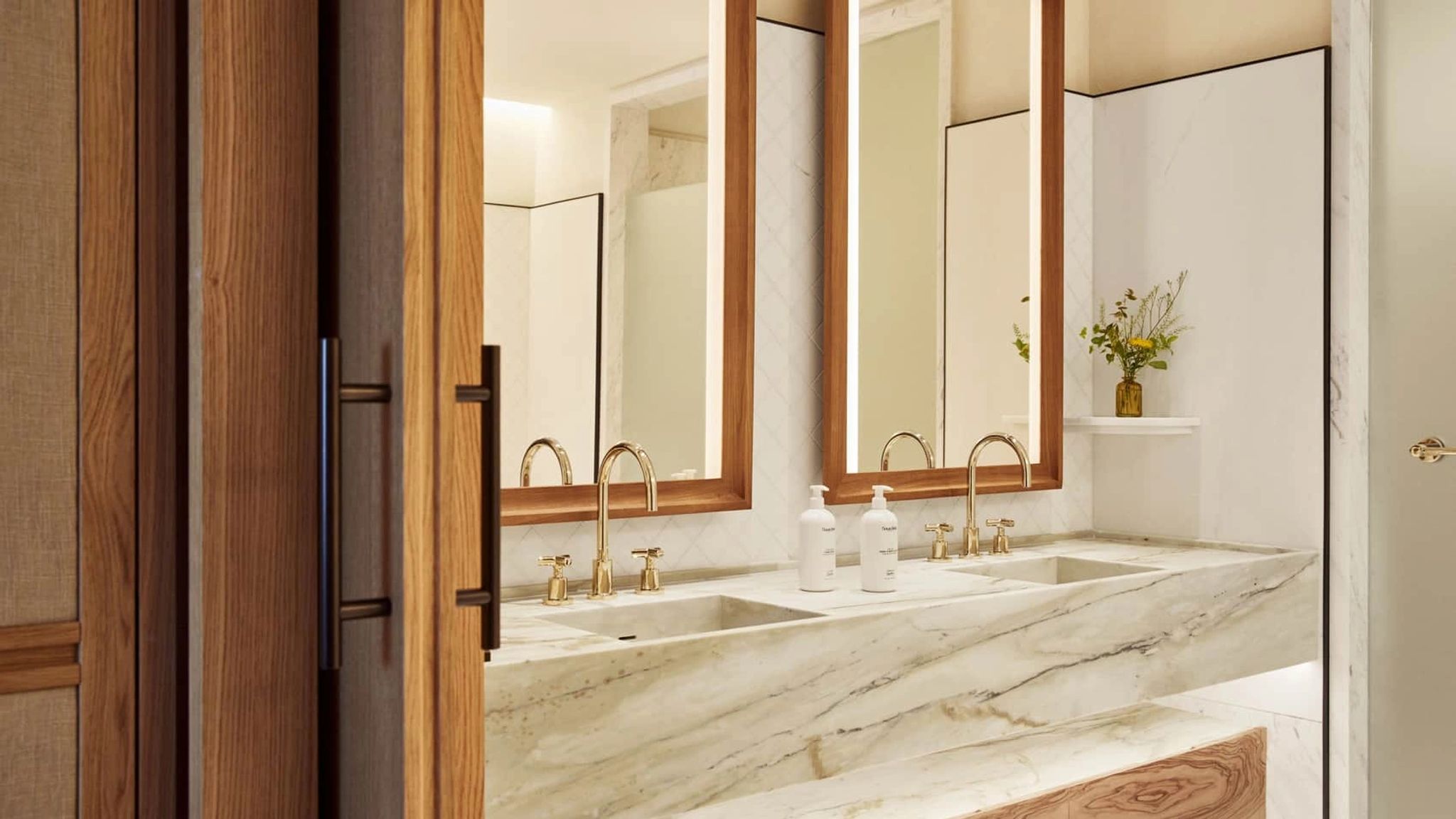 Sea View Suite banheiro marmore - pia dupla - banho premium