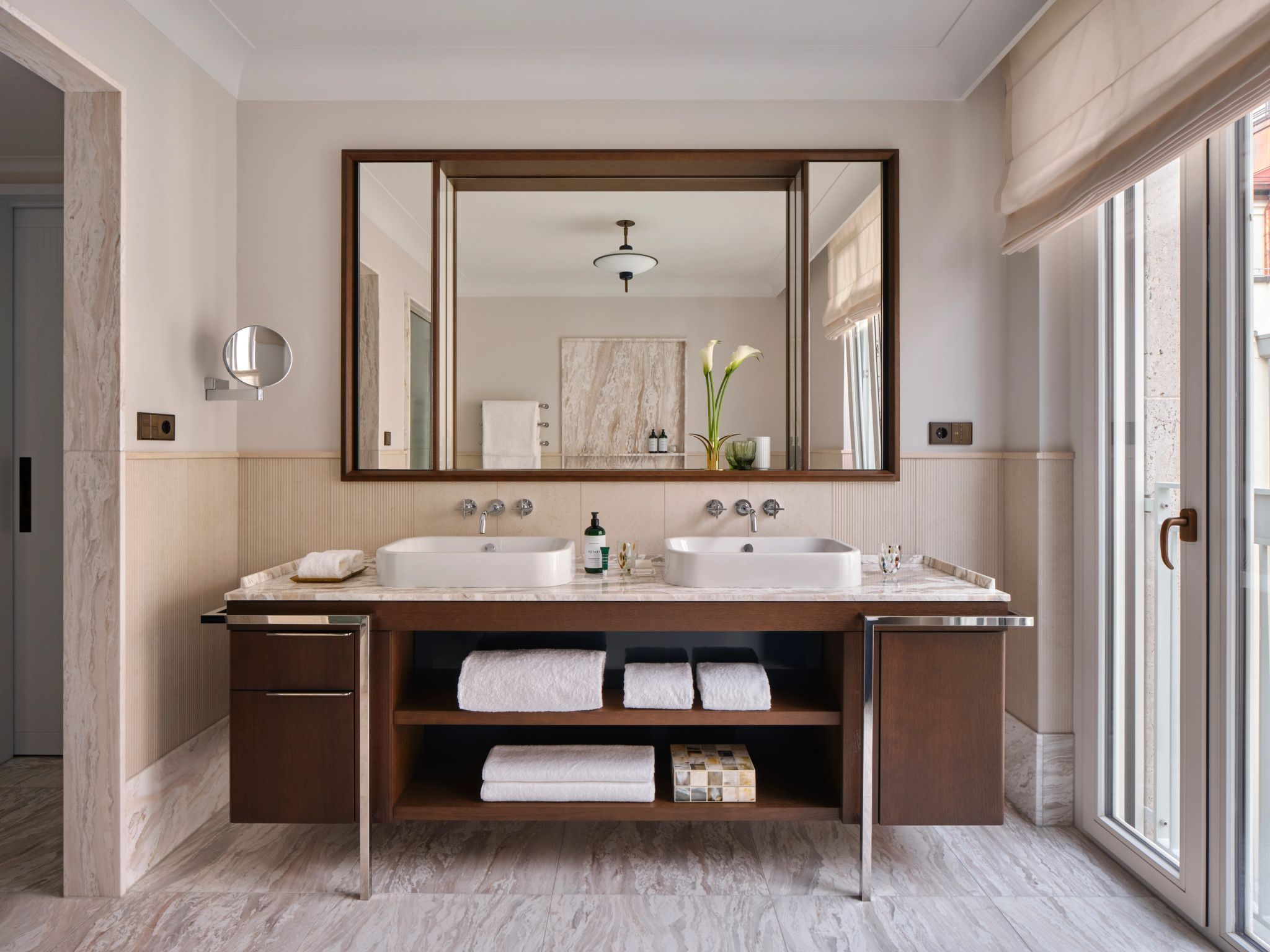 Grand Premier Suite banheiro chique - pia dupla - banheiro para casais