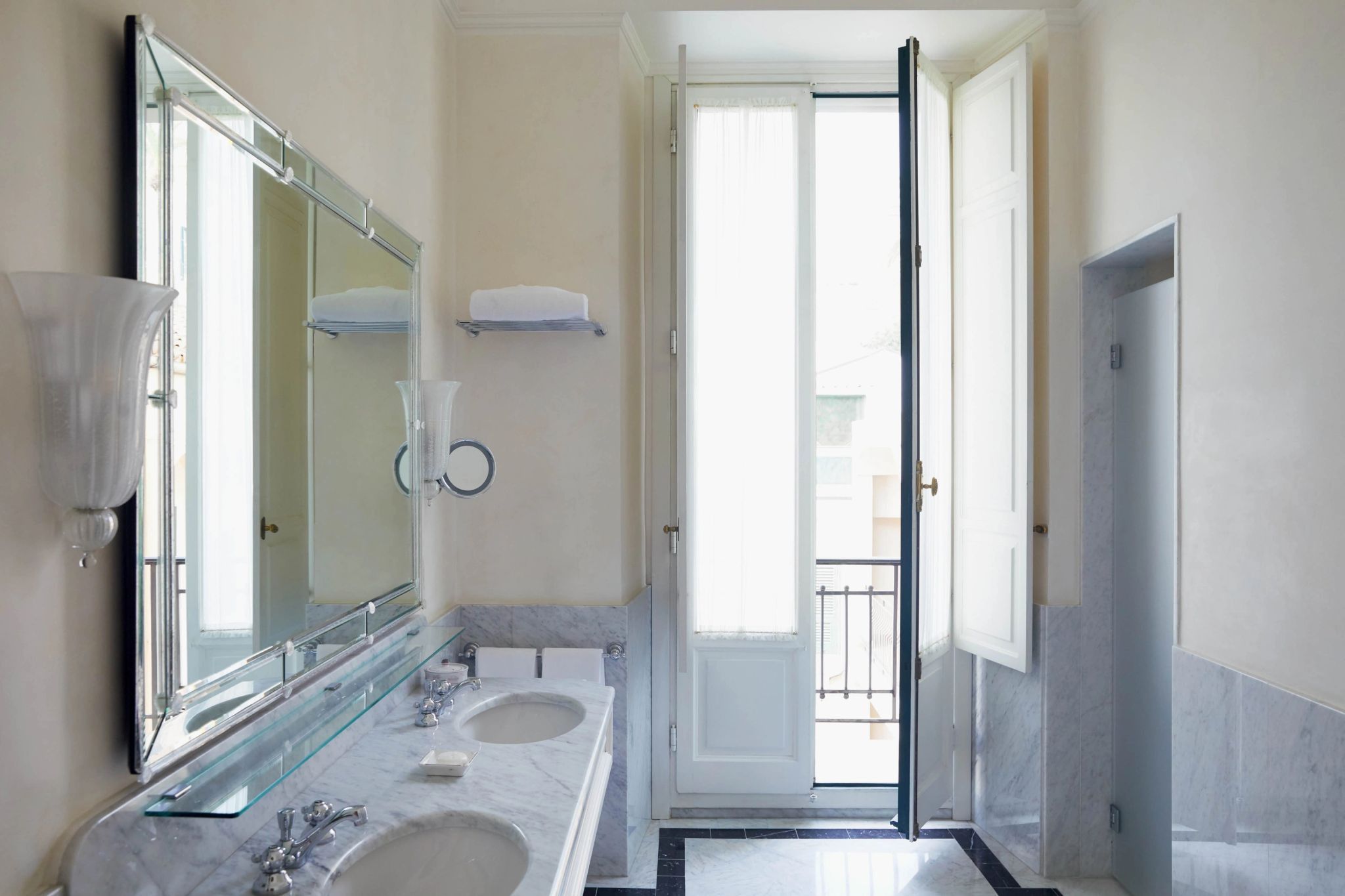 banheira de marmore – banheiro com vista – banheiro de luxo