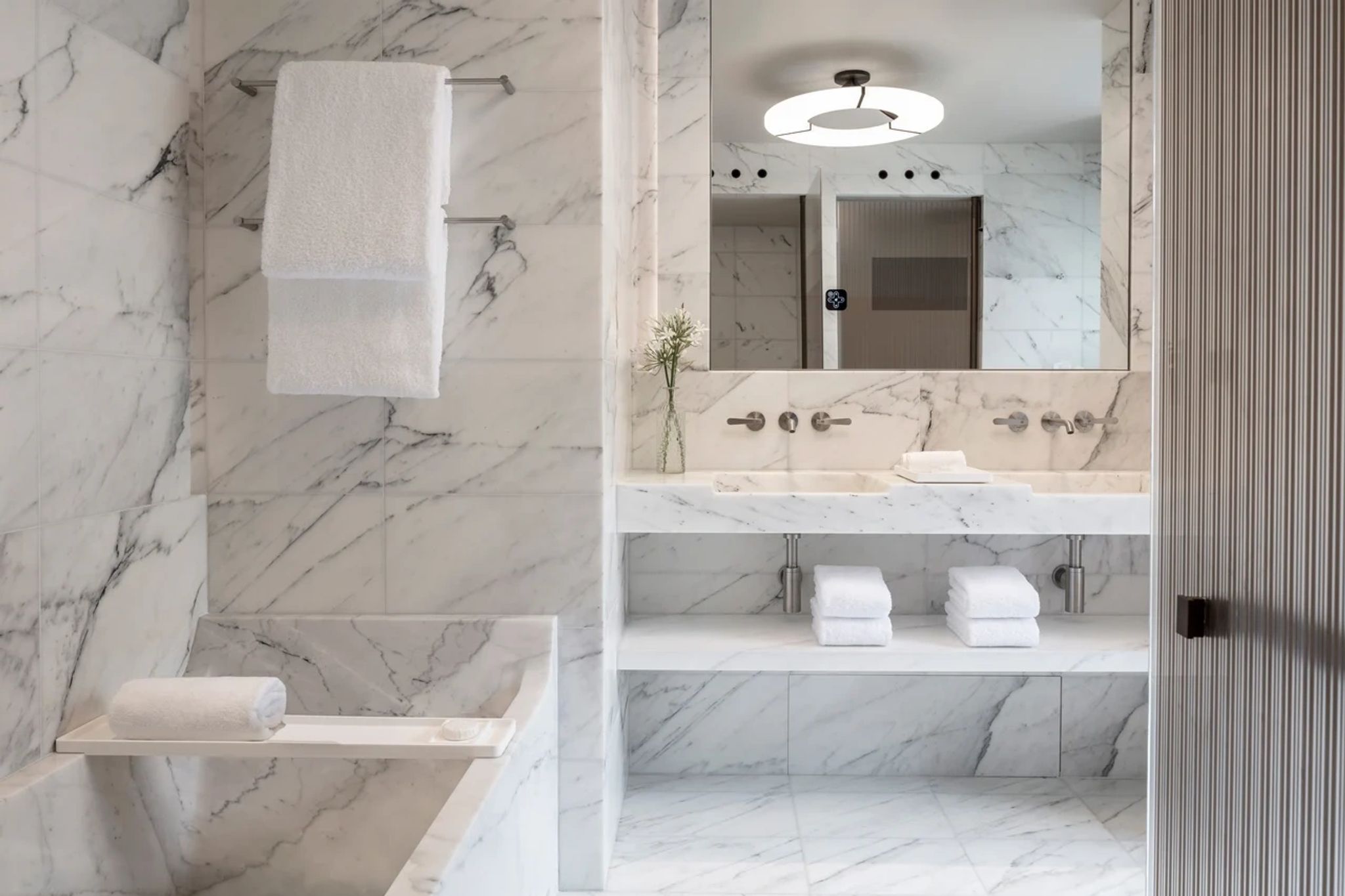 Family banheira em marmore - banheira chique - quarto com banheira