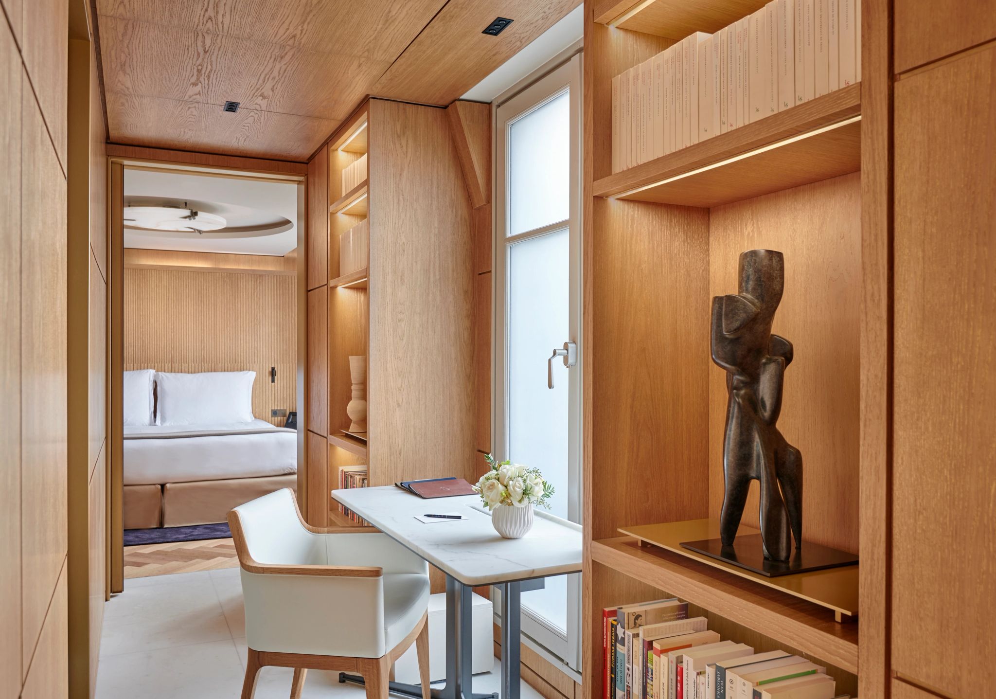 Suite Litteraire mesa de trabalho - biblioteca particular - obras de arte