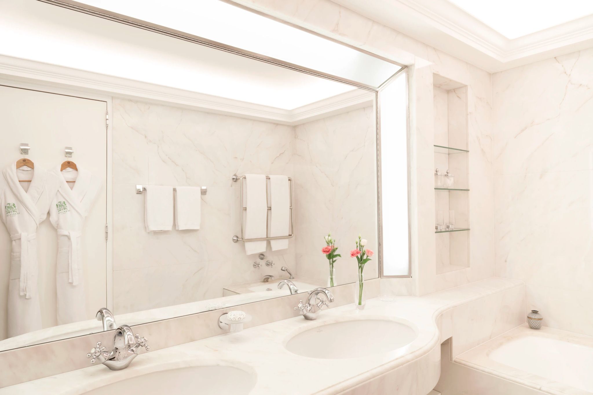 Prestige banheiro em marmore - banheiro com pia dupla - roupao de banho