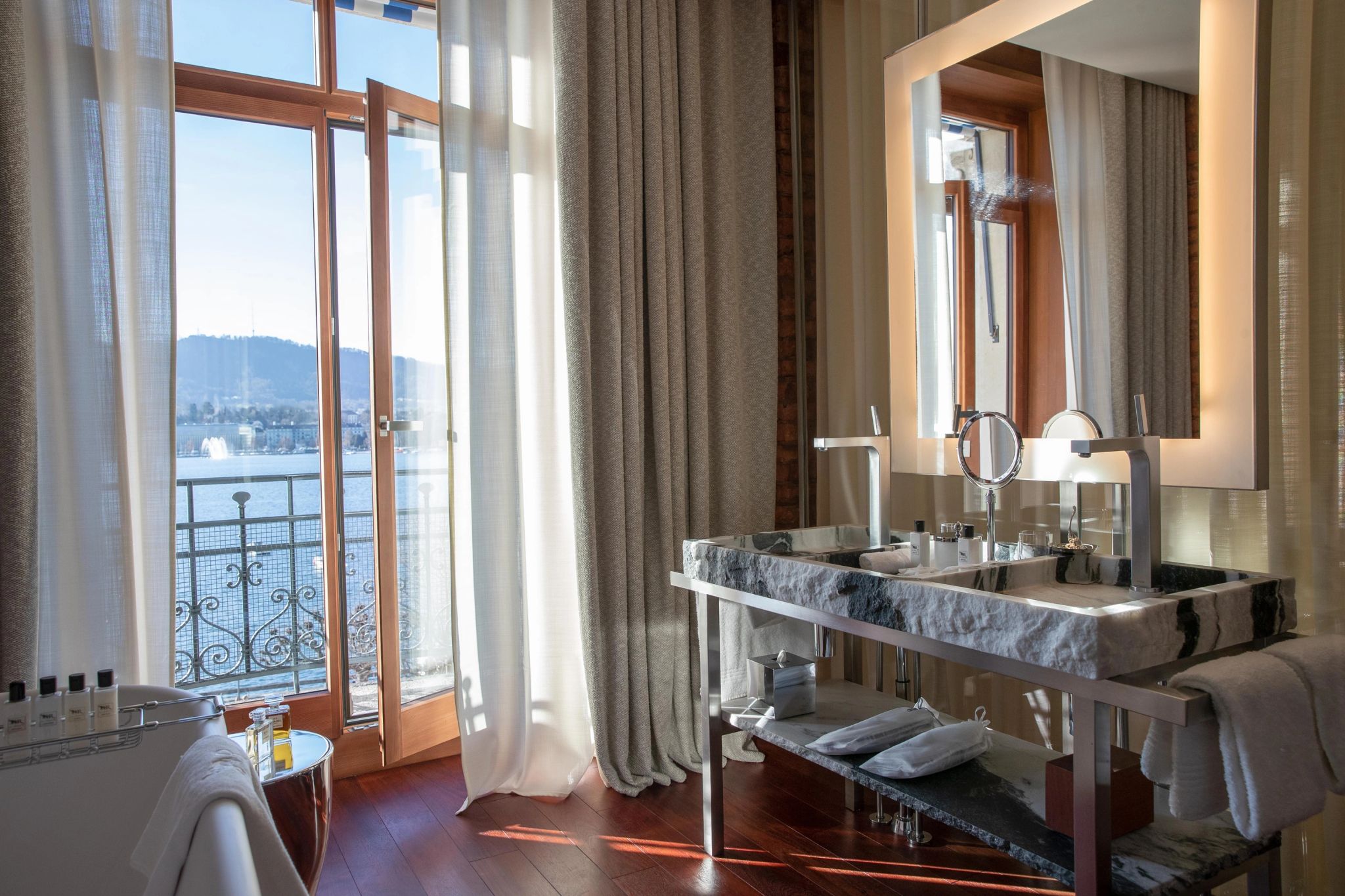 Lake View  banheiro com vista – banho de banheira – banheiro de luxo