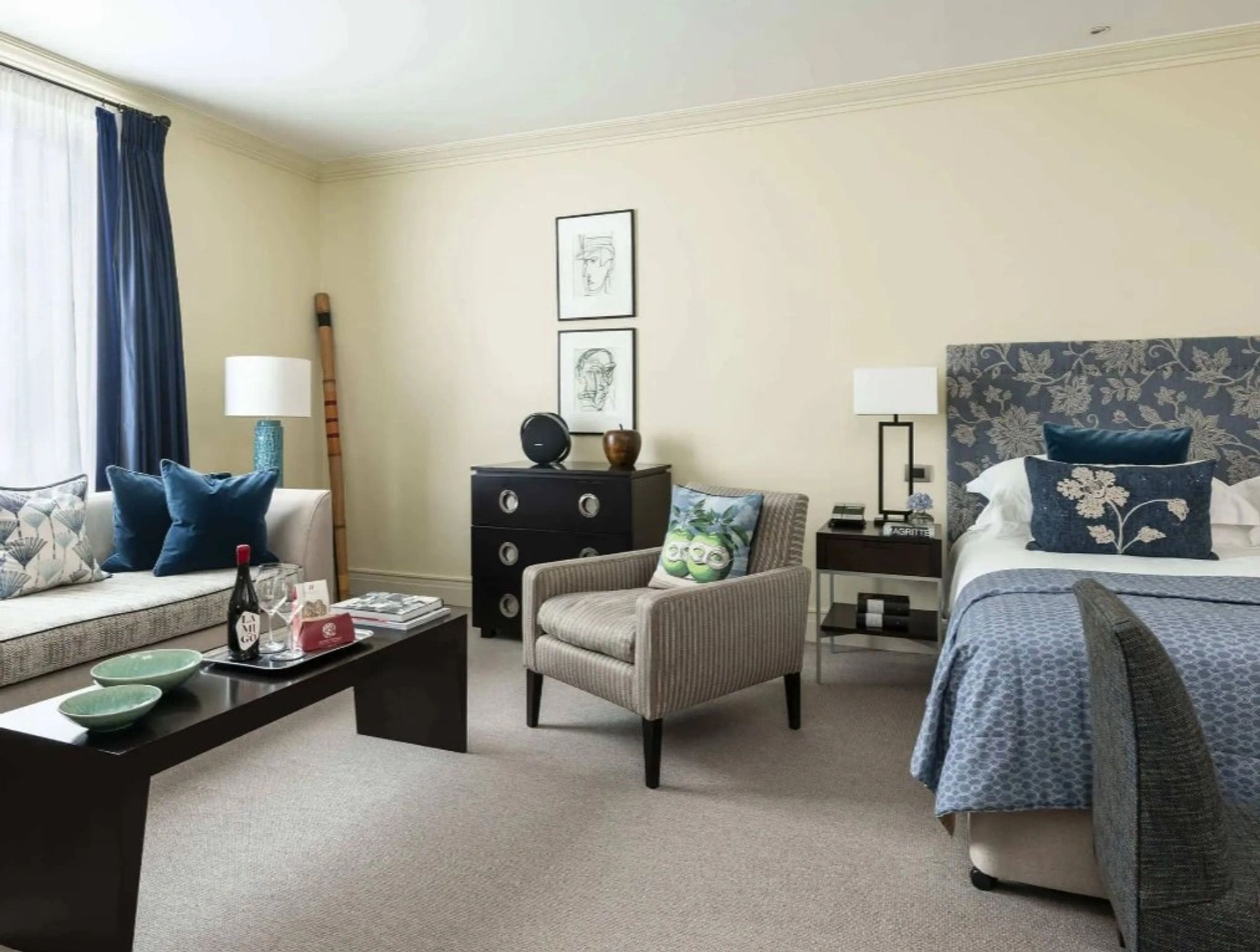 mesa de trabalho – sala de estar – suite ampla - suite moderna - suite com sala