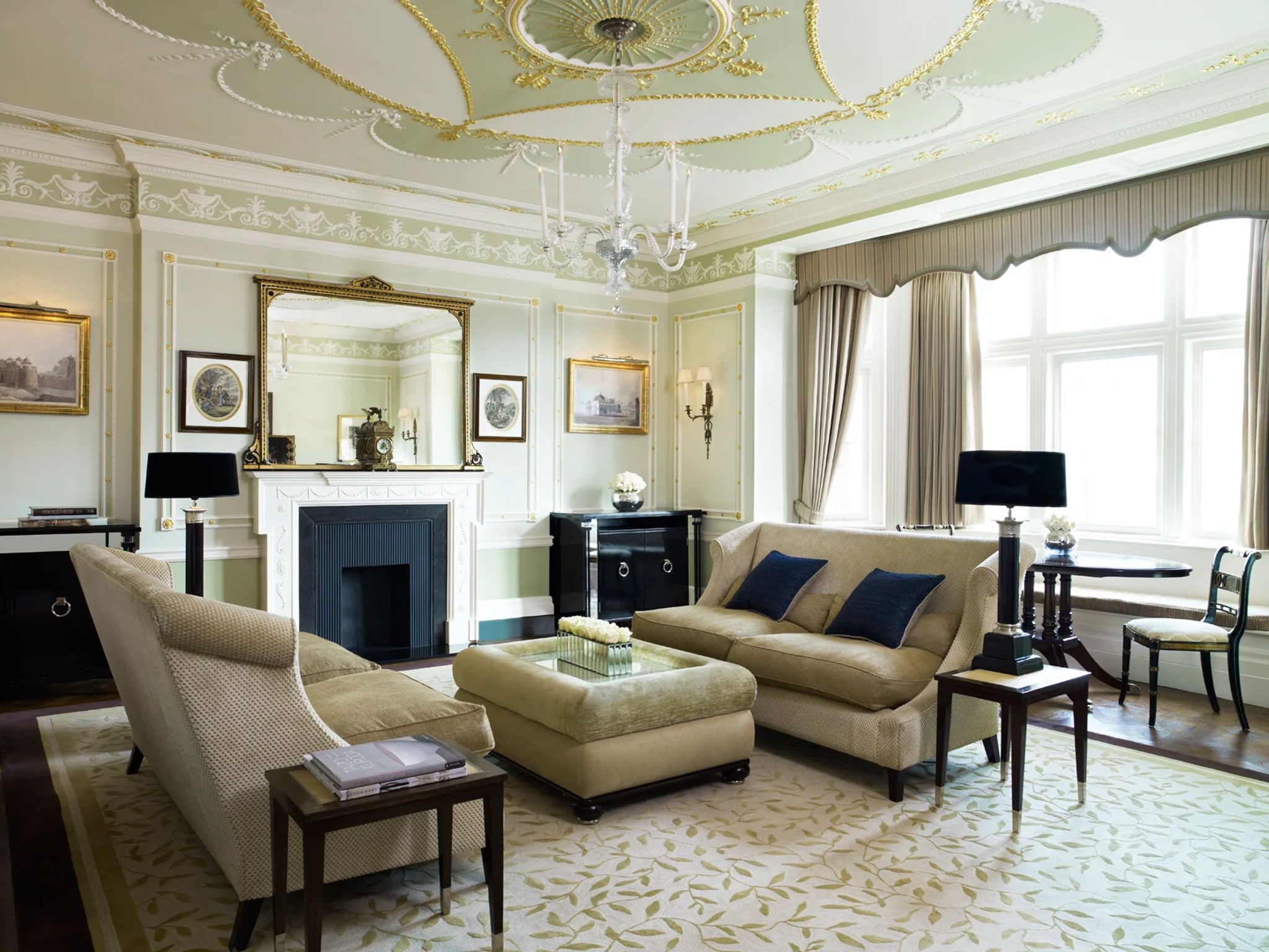 Connaught Suite connaught suite - sala de estar com lareira - decoraçao classica