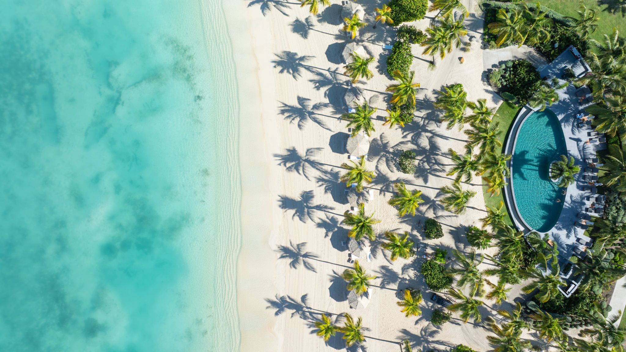 Praia do resort Jumby Bay Island vista aerea – ilha privativa - paisagem tropical - mar azul turquesa – praia privativa