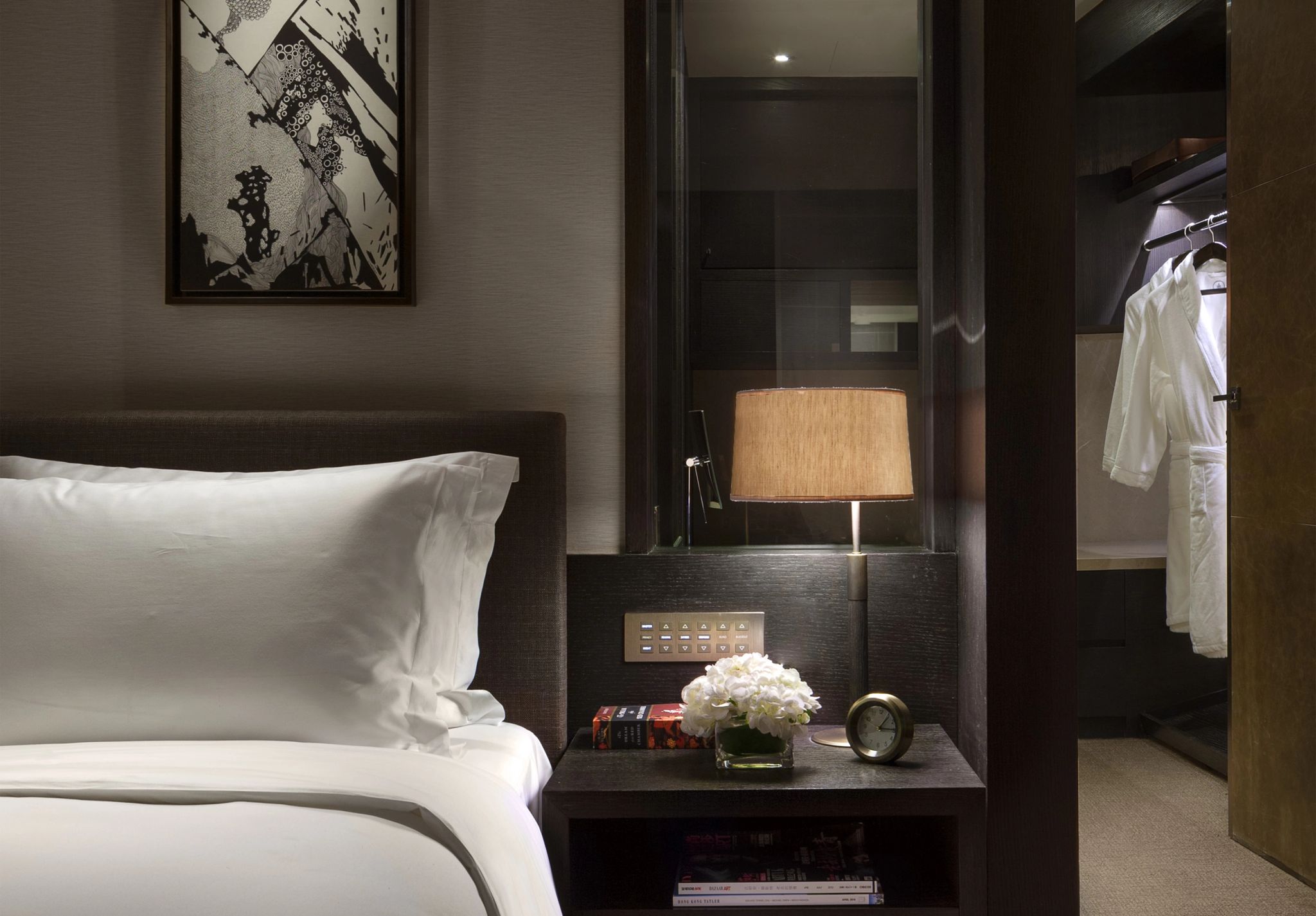 Deluxe Twin mesa de cabeceira – quarto com closet – cama de hotel