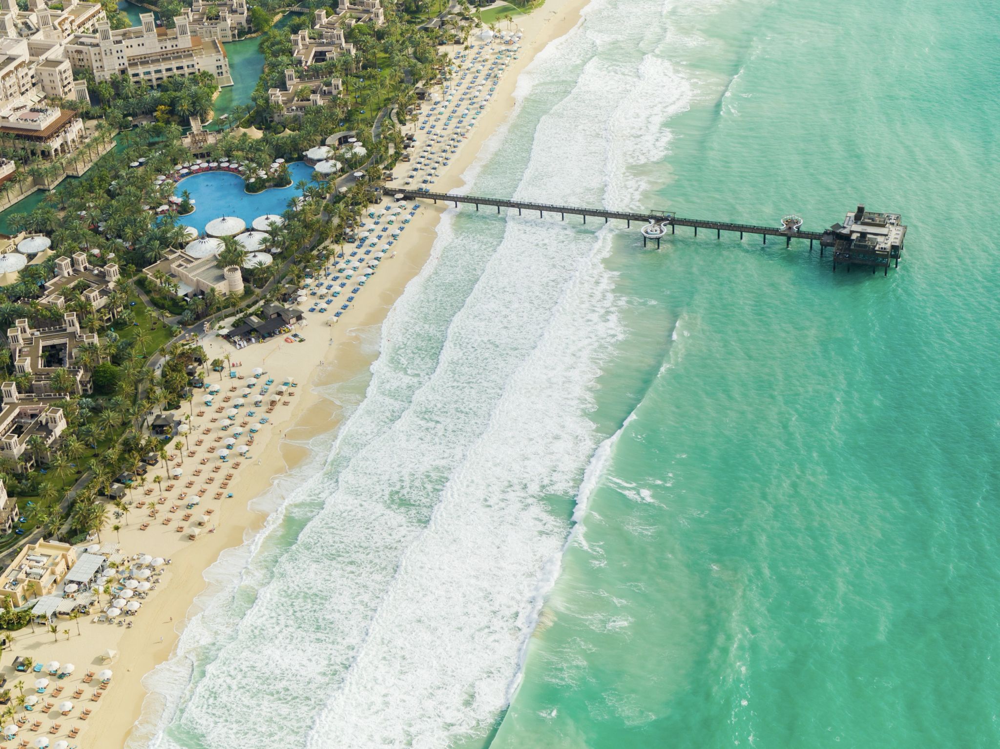 vista aérea da praia privativa - resort jumeirah da al masyaf - dubai