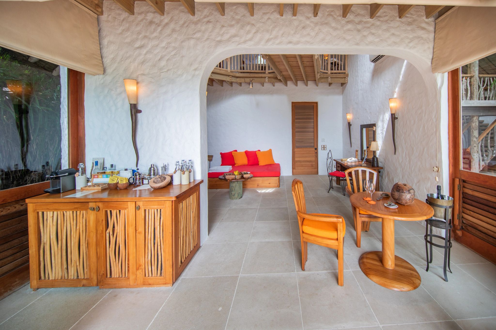 Two Bedroom Crusoe Pool sala suite maldivas - moveis madeira sofás - hospedagem exclusiva luxo