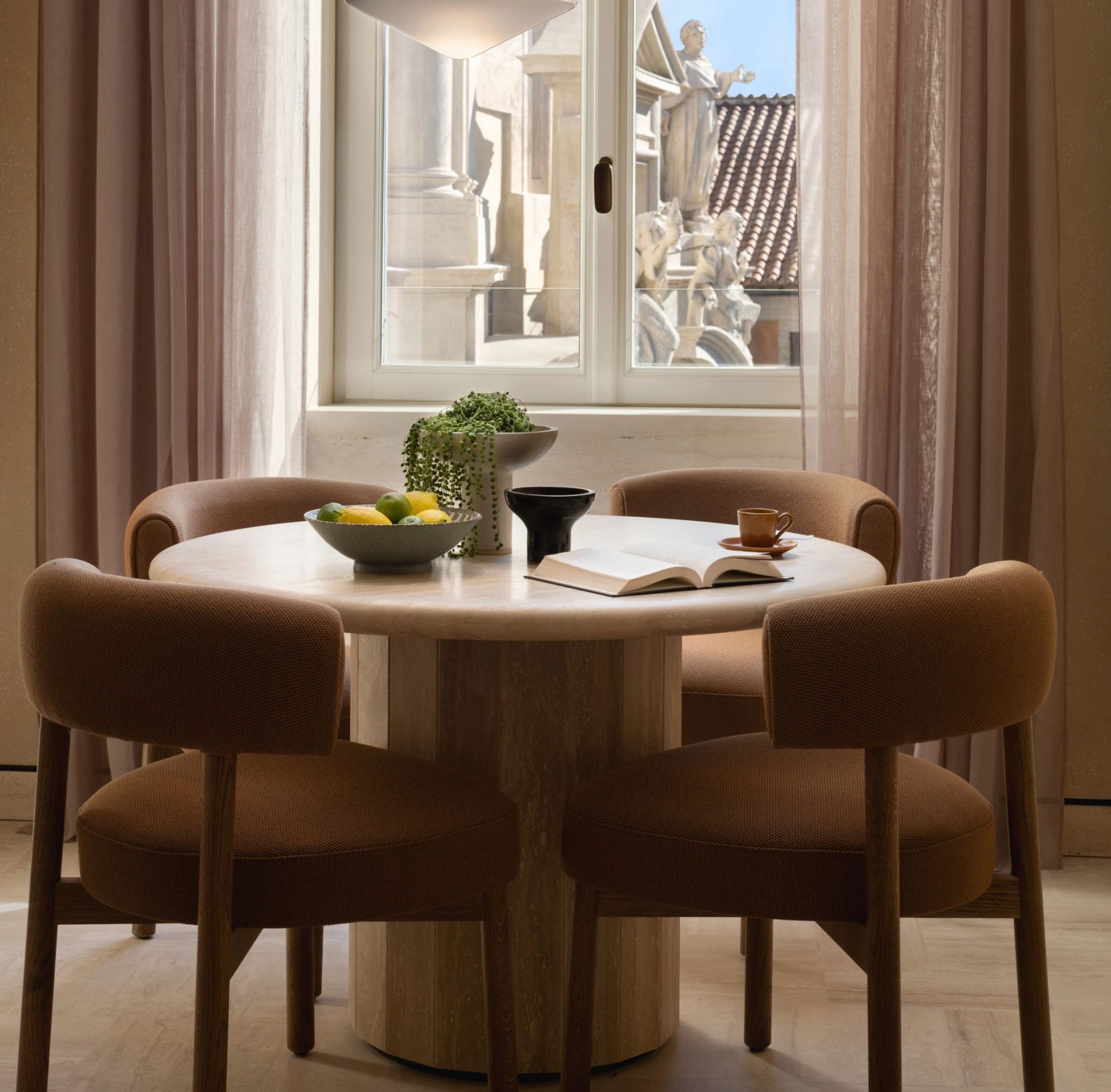 Corner Suite suite com vista - mesa de jantar - gastronomia do hotel