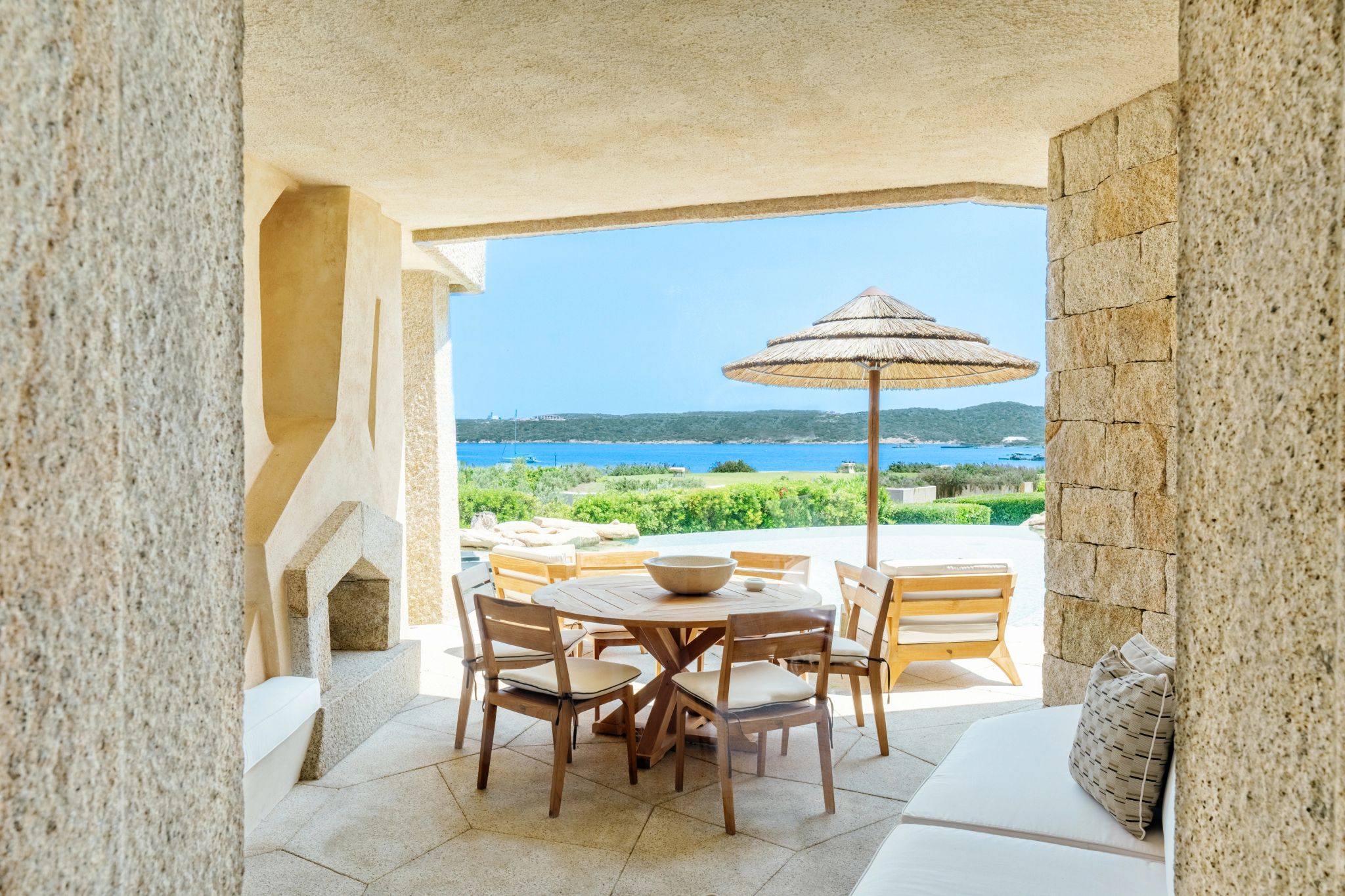 Three Bedroom Pitrizza Pool Villa terraço mobiliado - mesa de jantar - almoço ao ar livre