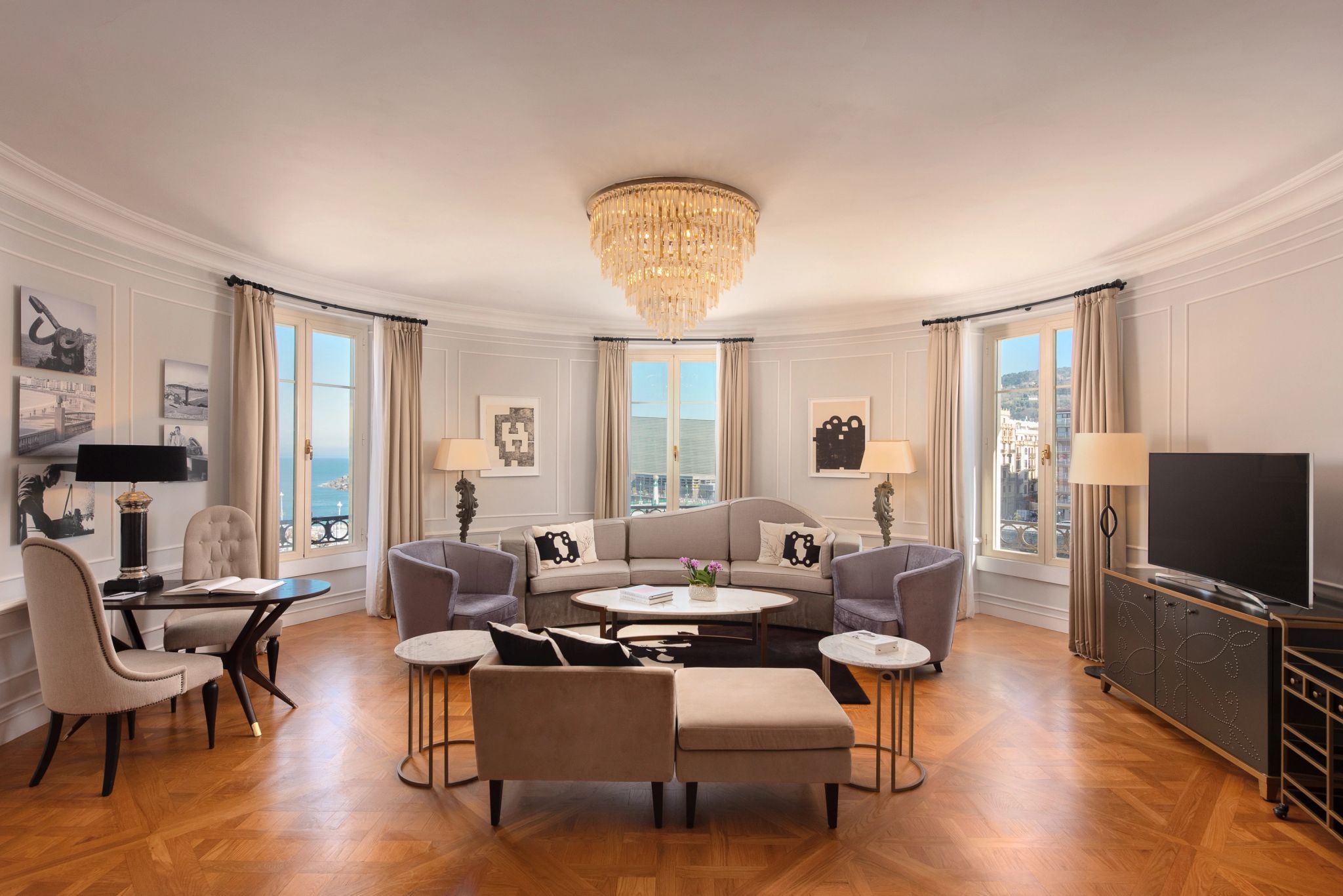 Eduardo Chillida Suite One Bedroom Suite King River View Corner sala espaçosa - sala chique - suite de luxo - signature suite