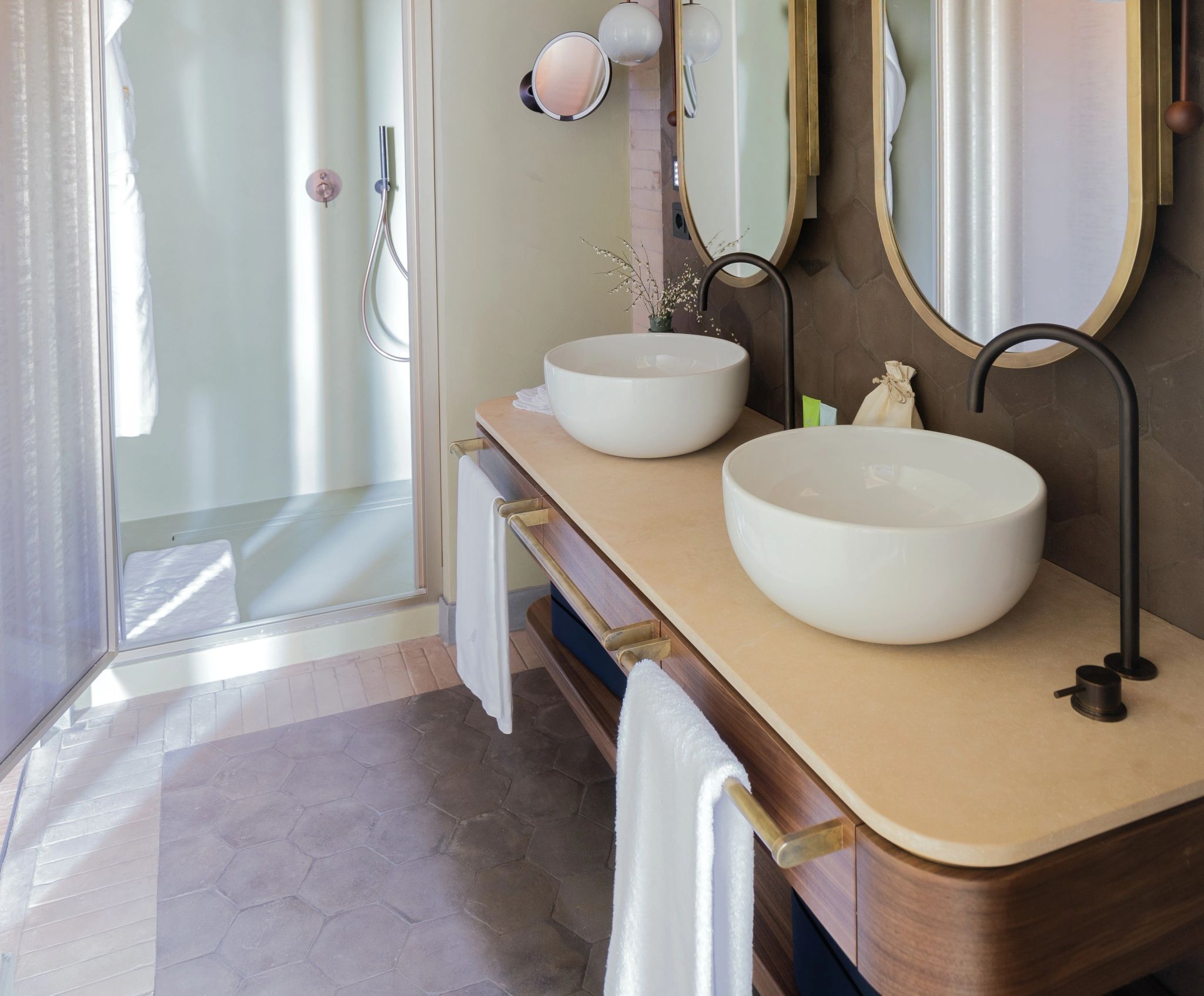 Family Suite banheiro de luxo - pia dupla - banho premium