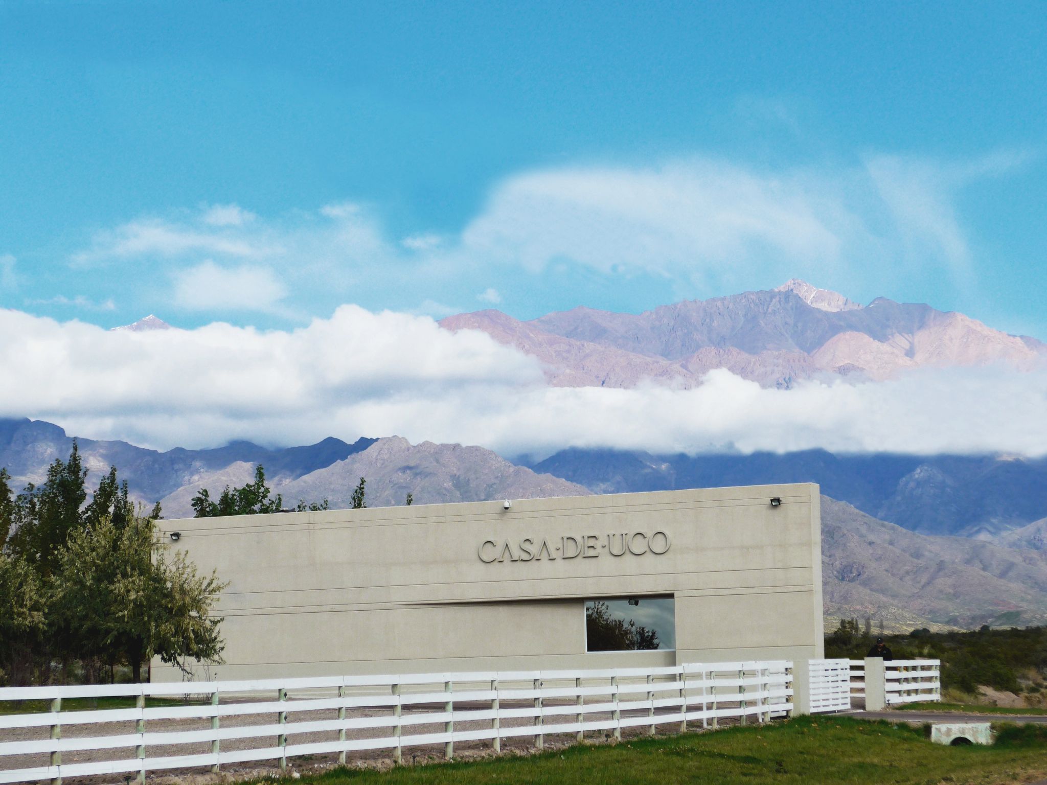 Entrada Casa de Uco entrada principal do casa de uco - vista montanhas