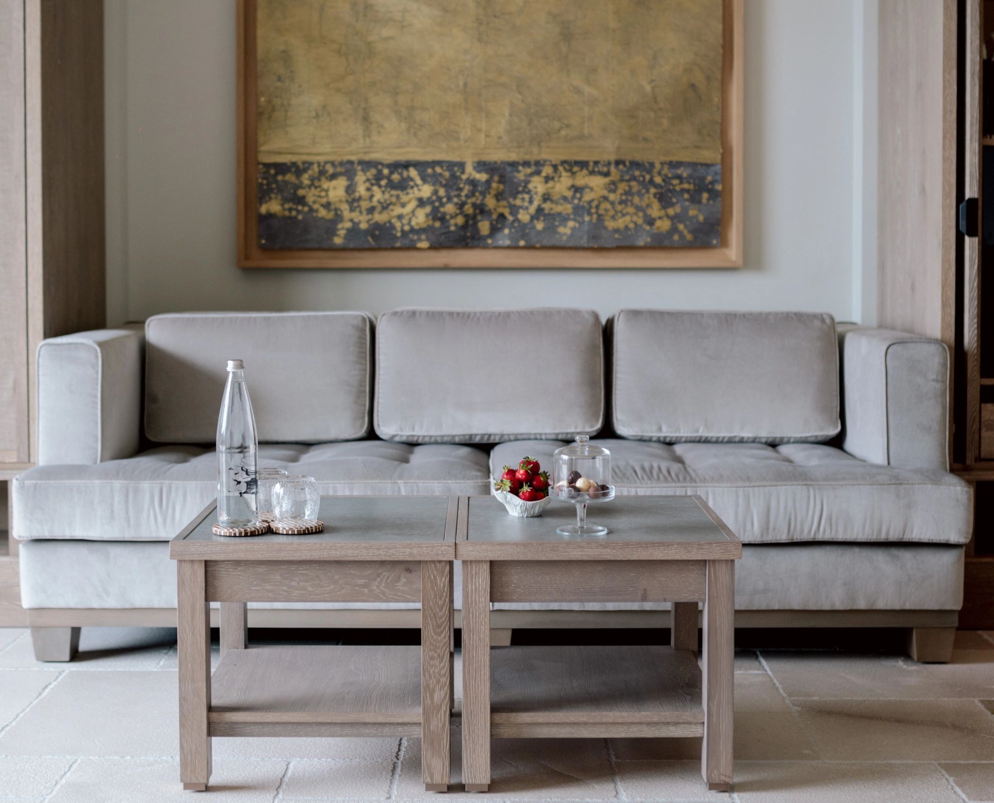 Cyrène Suite sala de estar – sofa confortavel – suite conforto - obras de arte - suite com sala