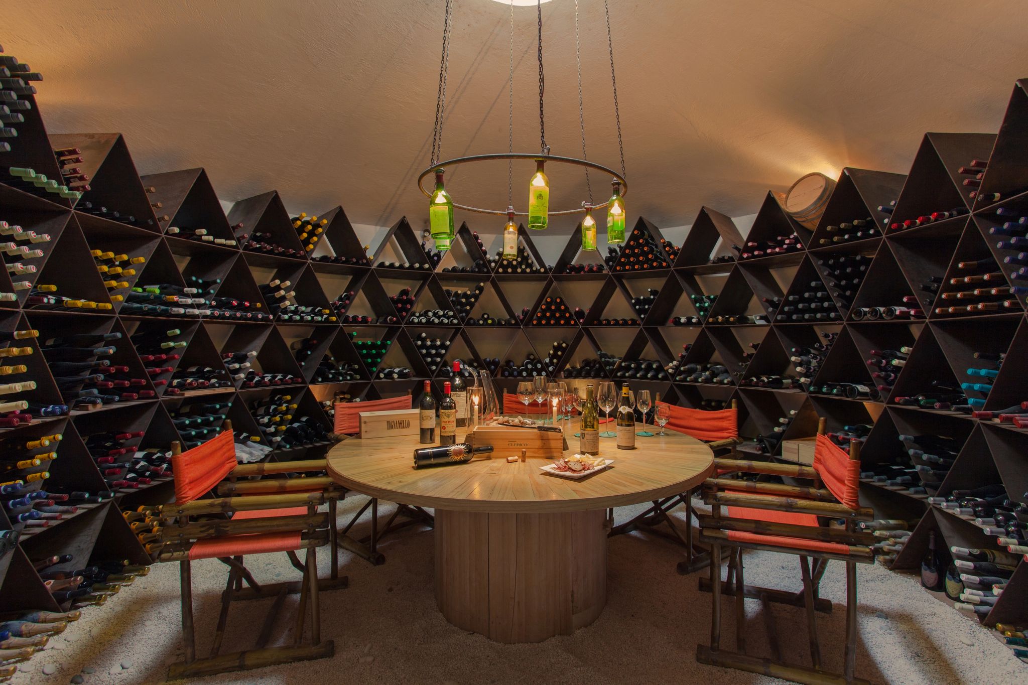 sala vinhos queijos - prateleiras degustacao - ambiente sofisticado