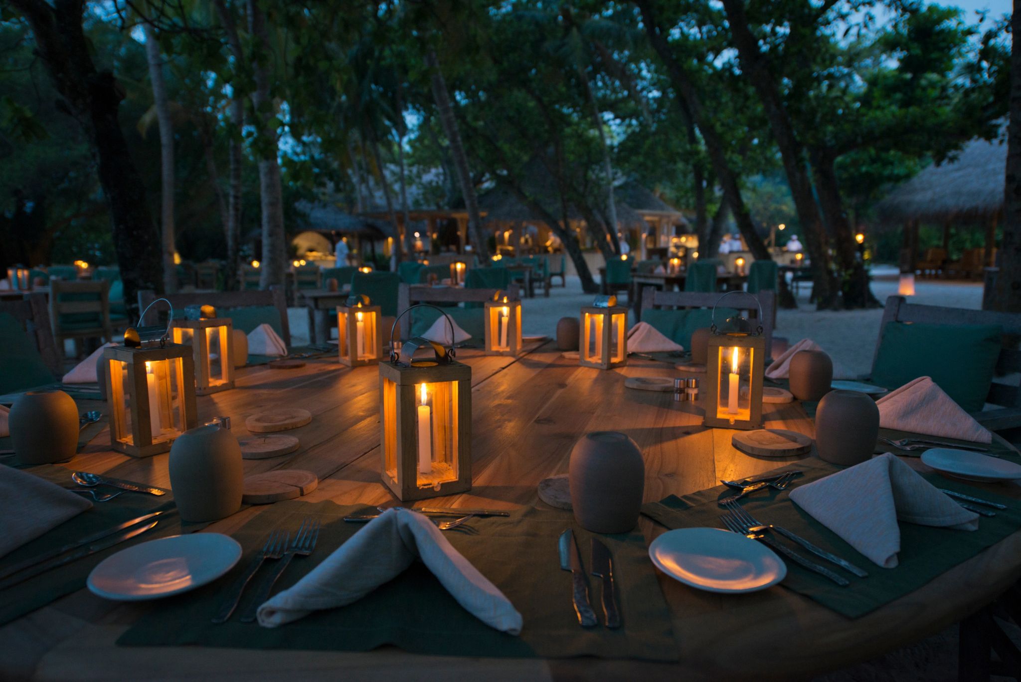 Down to Earth  restaurante vista natural - mesa junto natureza - gastronomia local