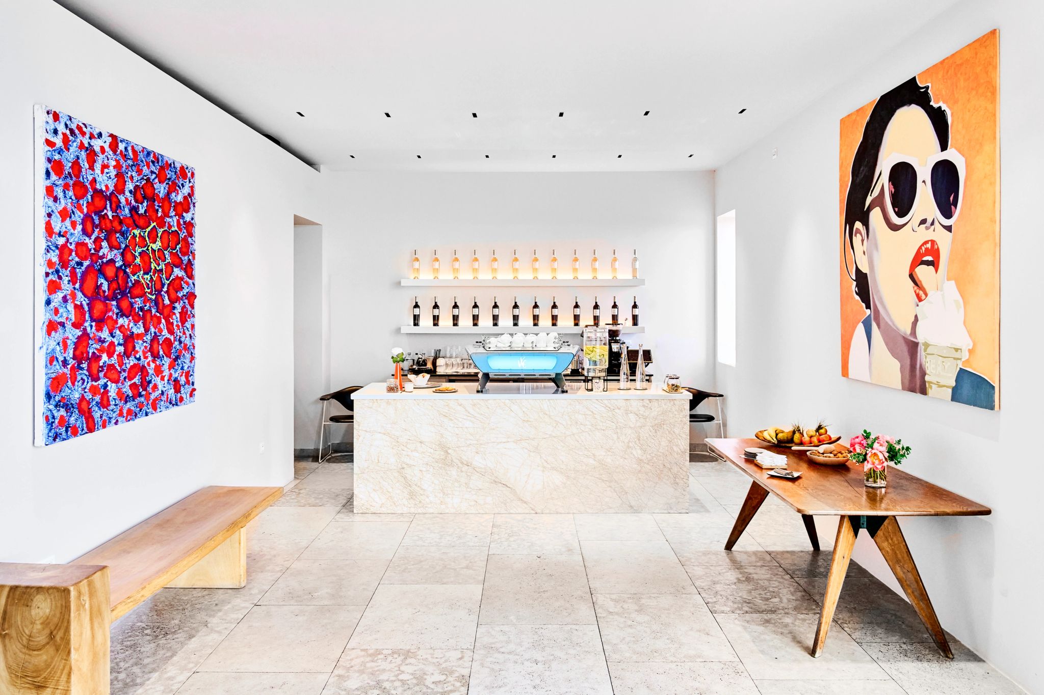 Auberge's Bar decoraçao moderna – bar de luxo – bar moderno - obras de arte - bebidas premium