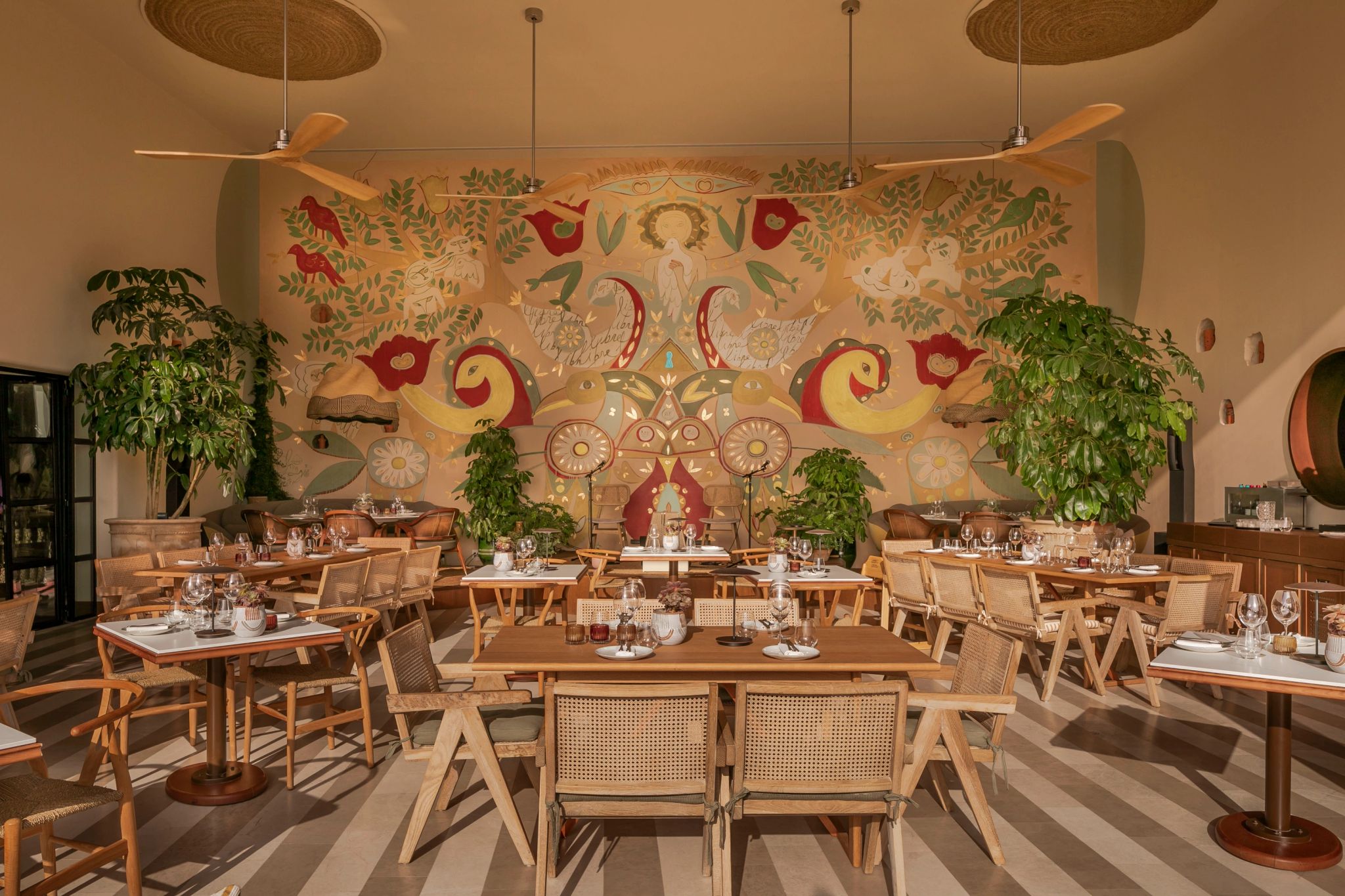 The Beach Caves teto com fibras naturais - mesas redondas - decoracao bohemia