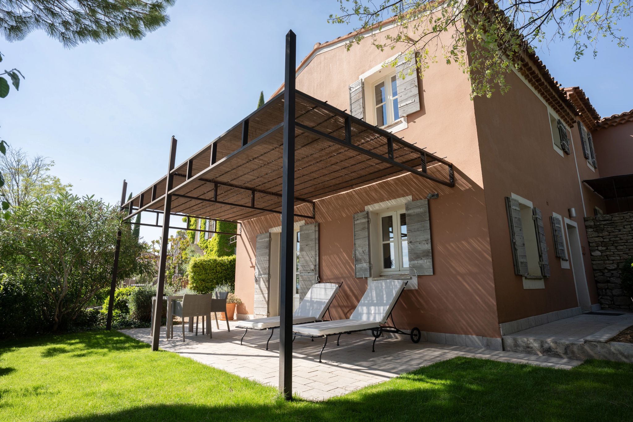 Charming area externa quarto – varanda privativa - banho de sol - entrada do quarto