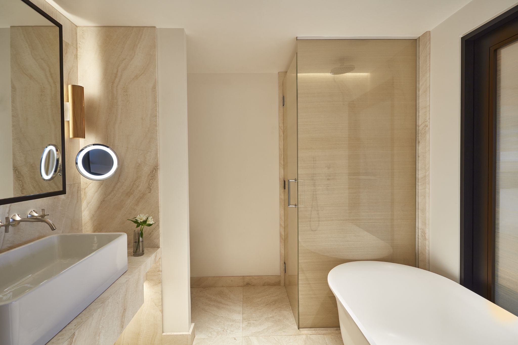 banheiro moderno – banheira de luxo – banheiro do quarto