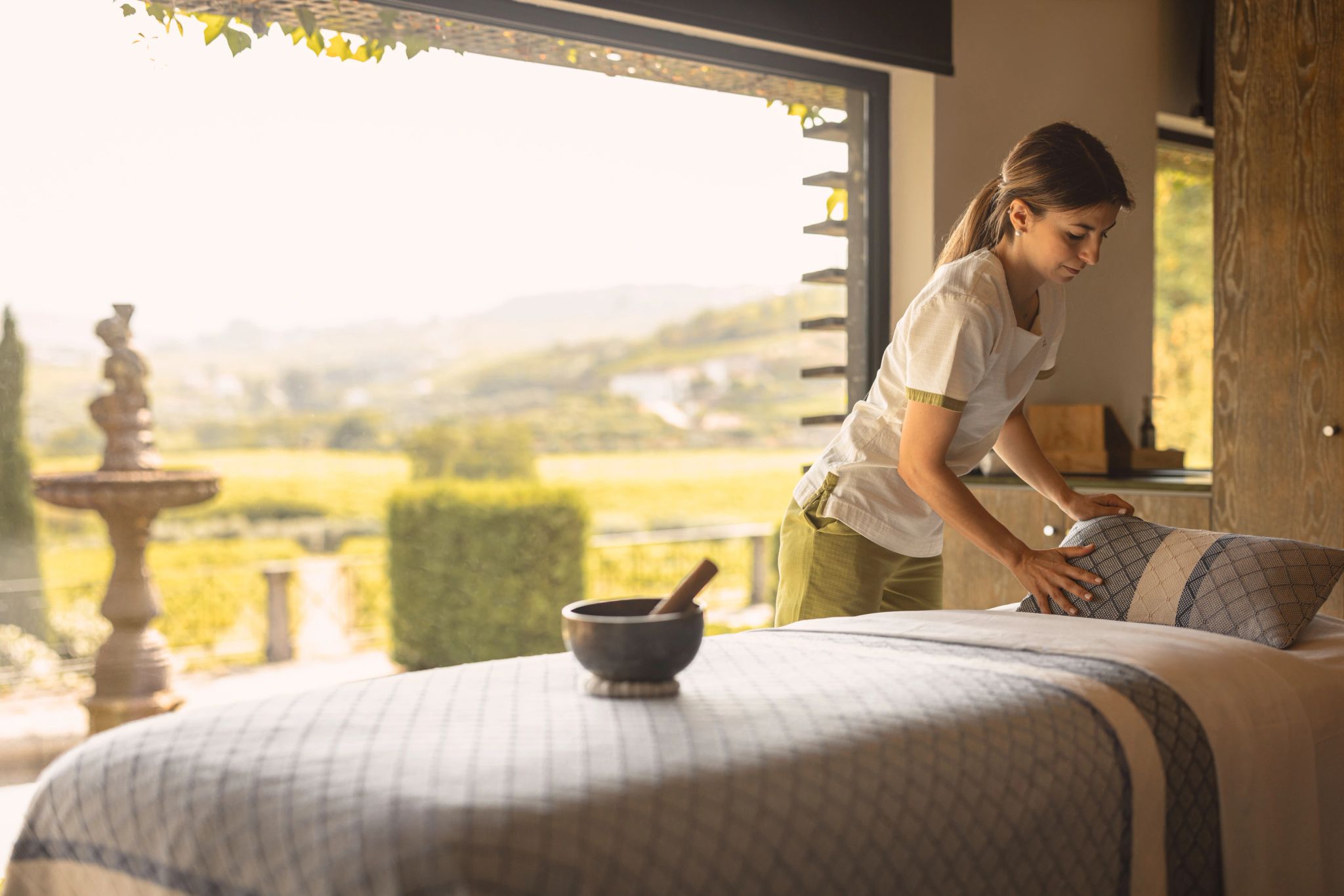 Spa sala massagem relaxante - terapeuta spa hotel - bem estar luxo