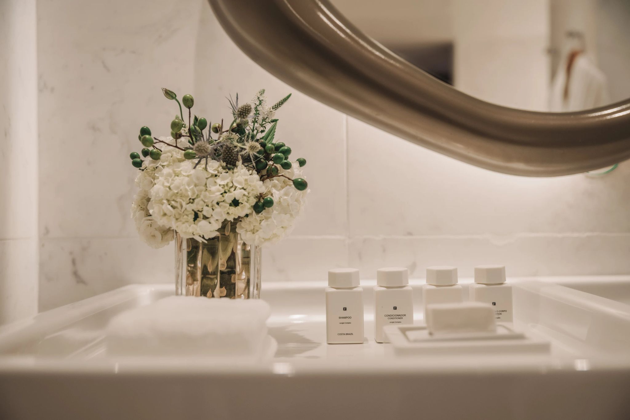 amenidades de hotel de luxo - flores naturais de hotel - decoração de hotel