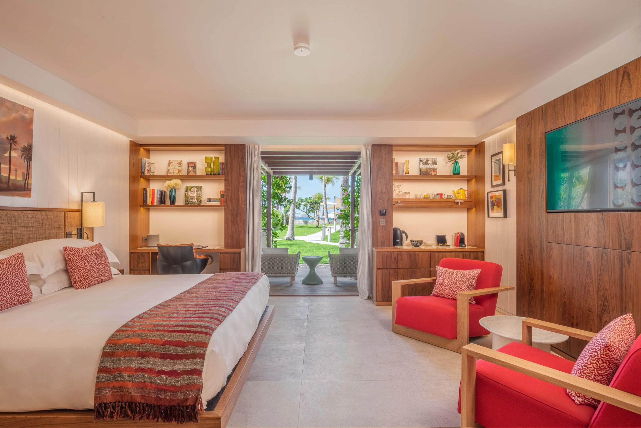 Acomodação Plantation quarto amplo – mesa de trabalho – vista mar