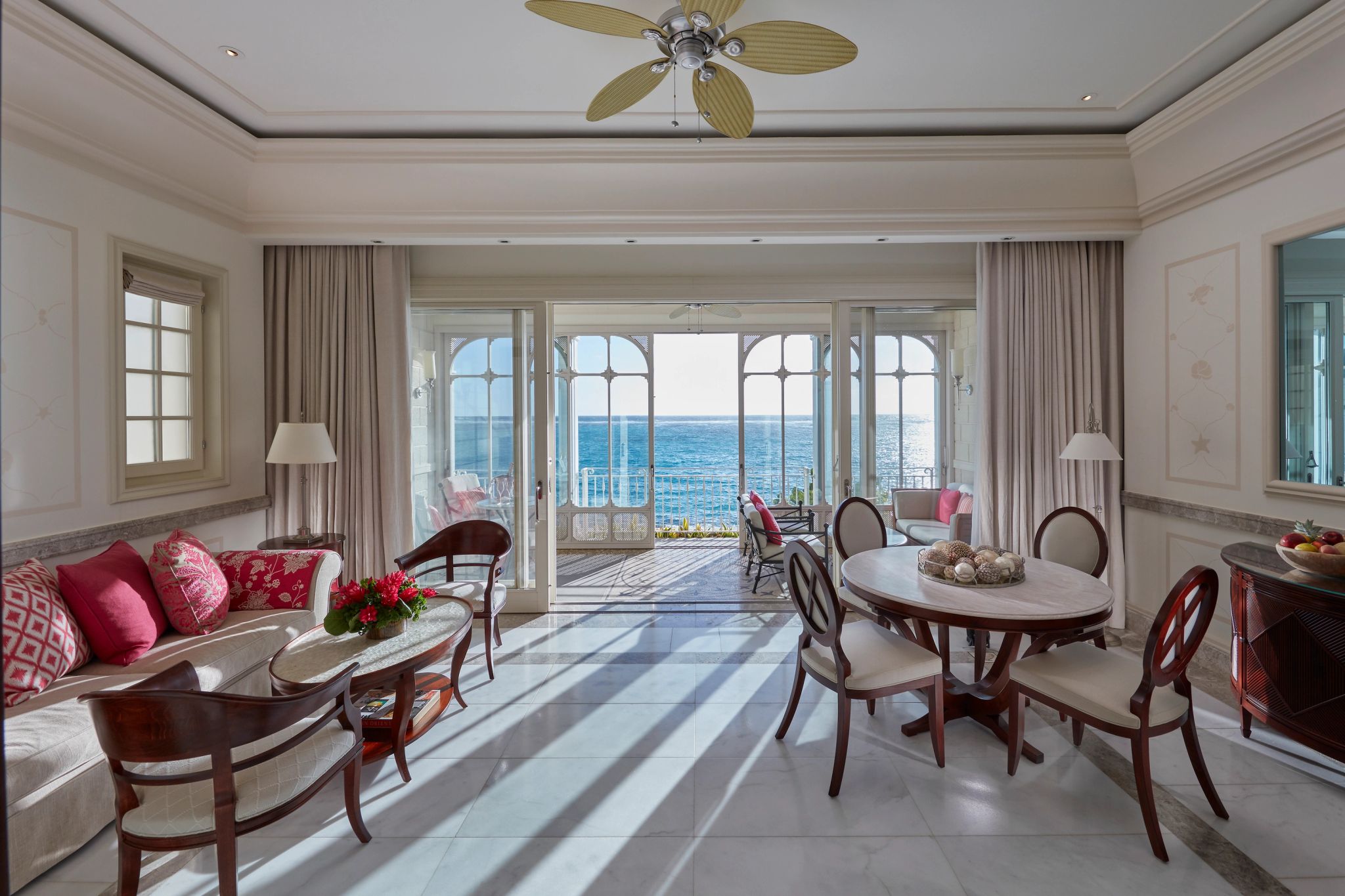 One-Bedroom Oceanview Suite suite do hotel - sala de estar - mesa de jantar