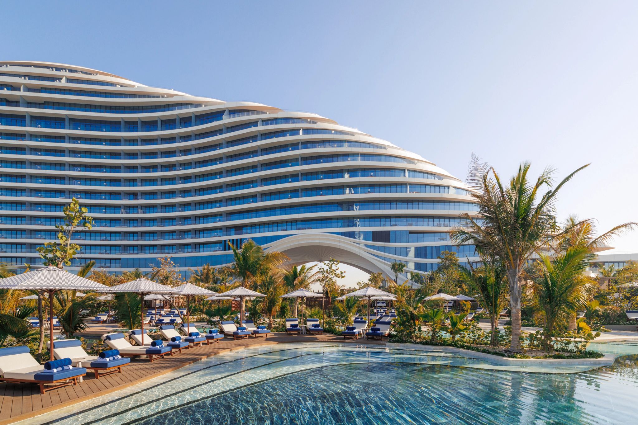 hotel com piscina dubai - resort frente mar jumeirah - hospedagem luxo