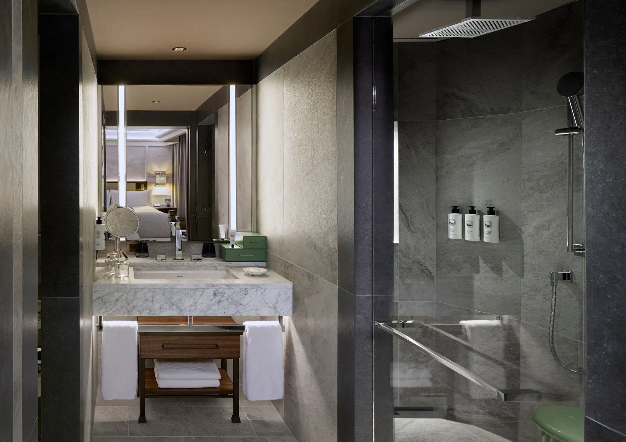 banheira de imersao - chuveiro walk in - marmore branco suite