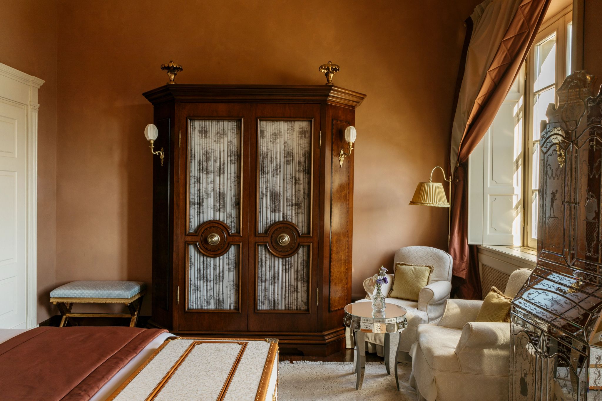 Room in the Villa Lake View moveis antigos - decoraçao do quarto – quarto grande