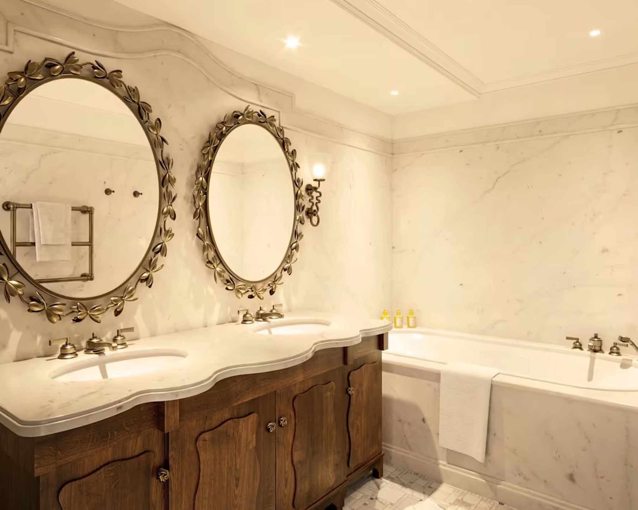 Villa Timeo Premium Suite banheiro marmore - banheira hidromassagem - pia dupla