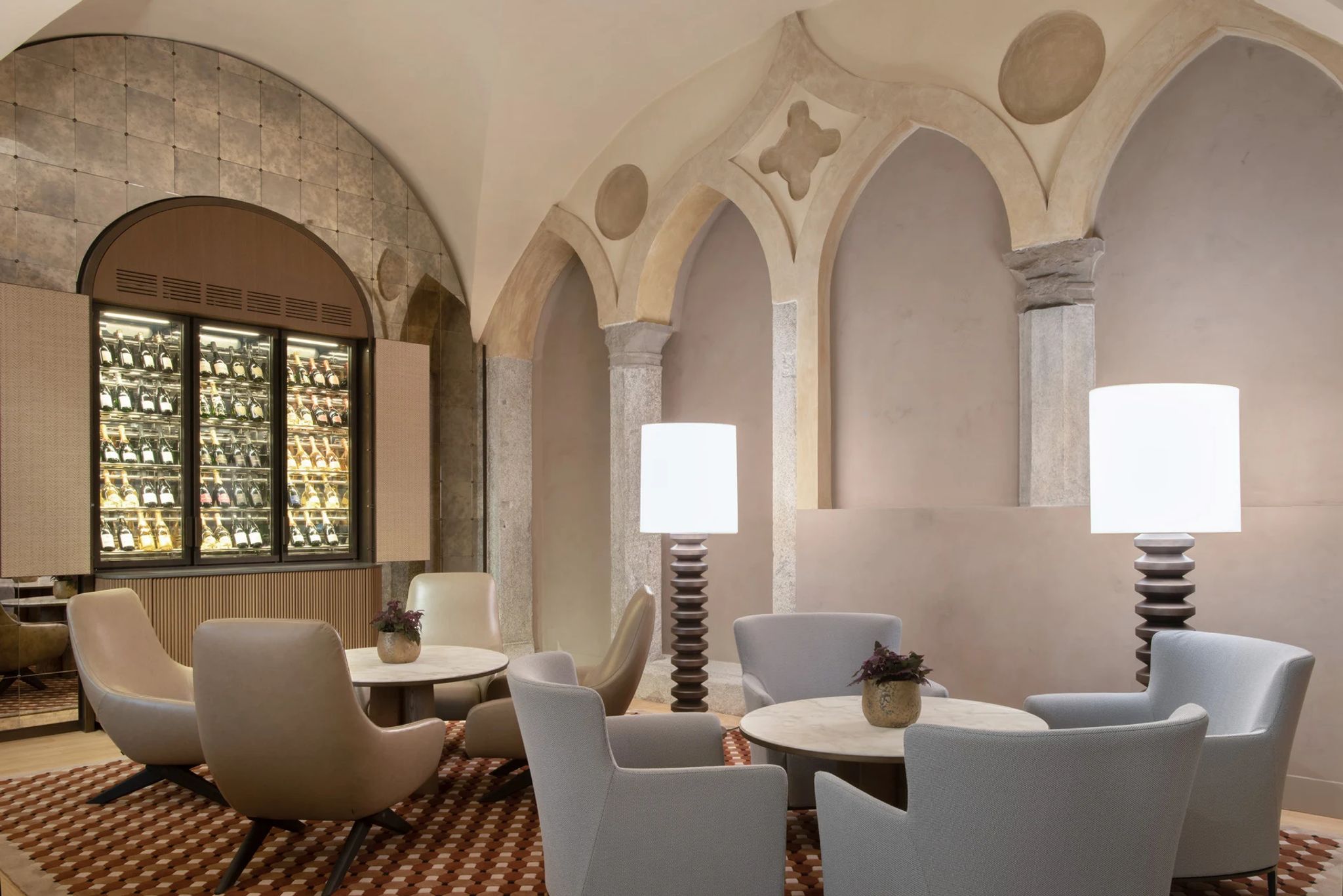 colunas de gesso - arquitetura original - vinhos finos - restaurante camino