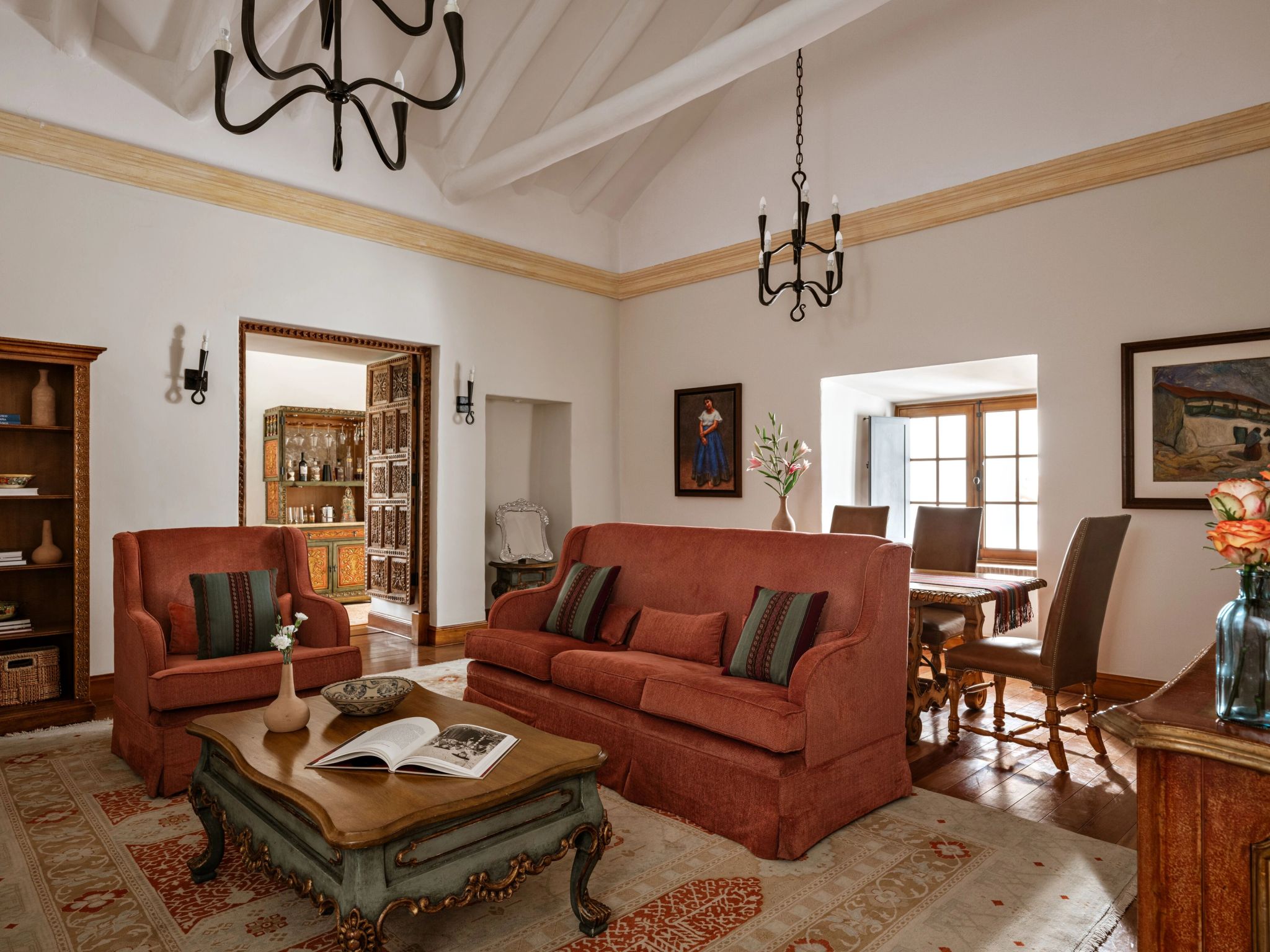 Palacio Suite sala de estar – sofa de luxo – decoracao com obras de arte