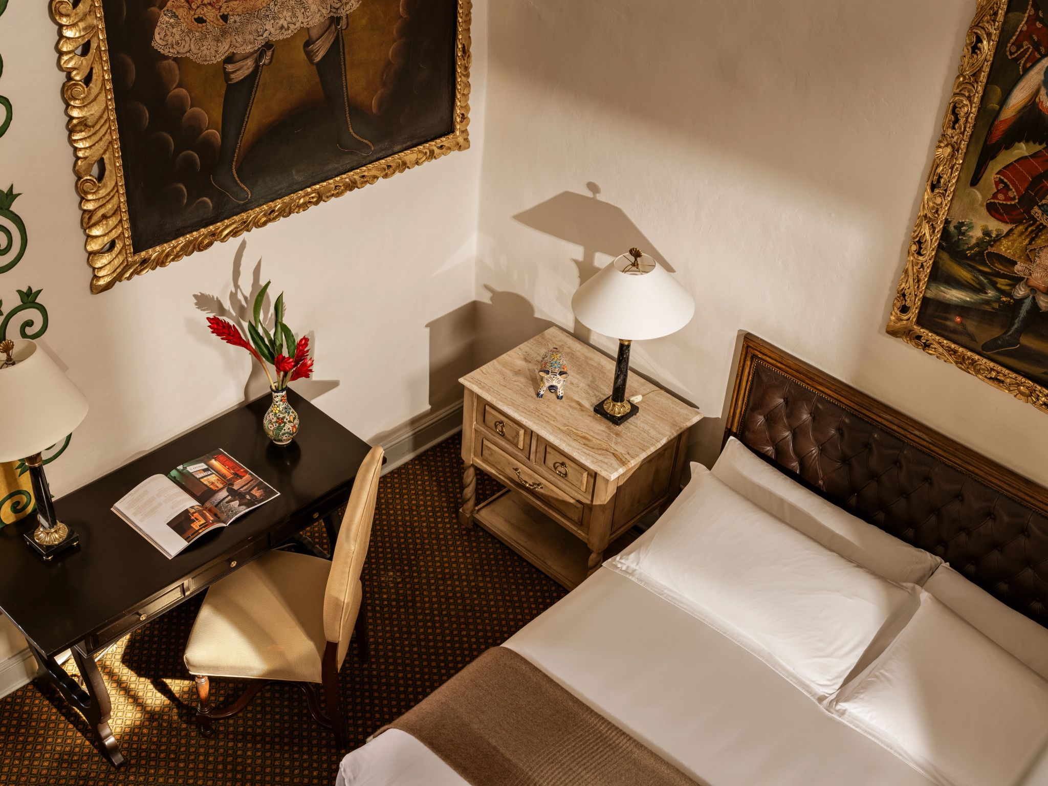 Junior Suite Oxygen cama de hotel – decoracao classica – mesa de trabalho