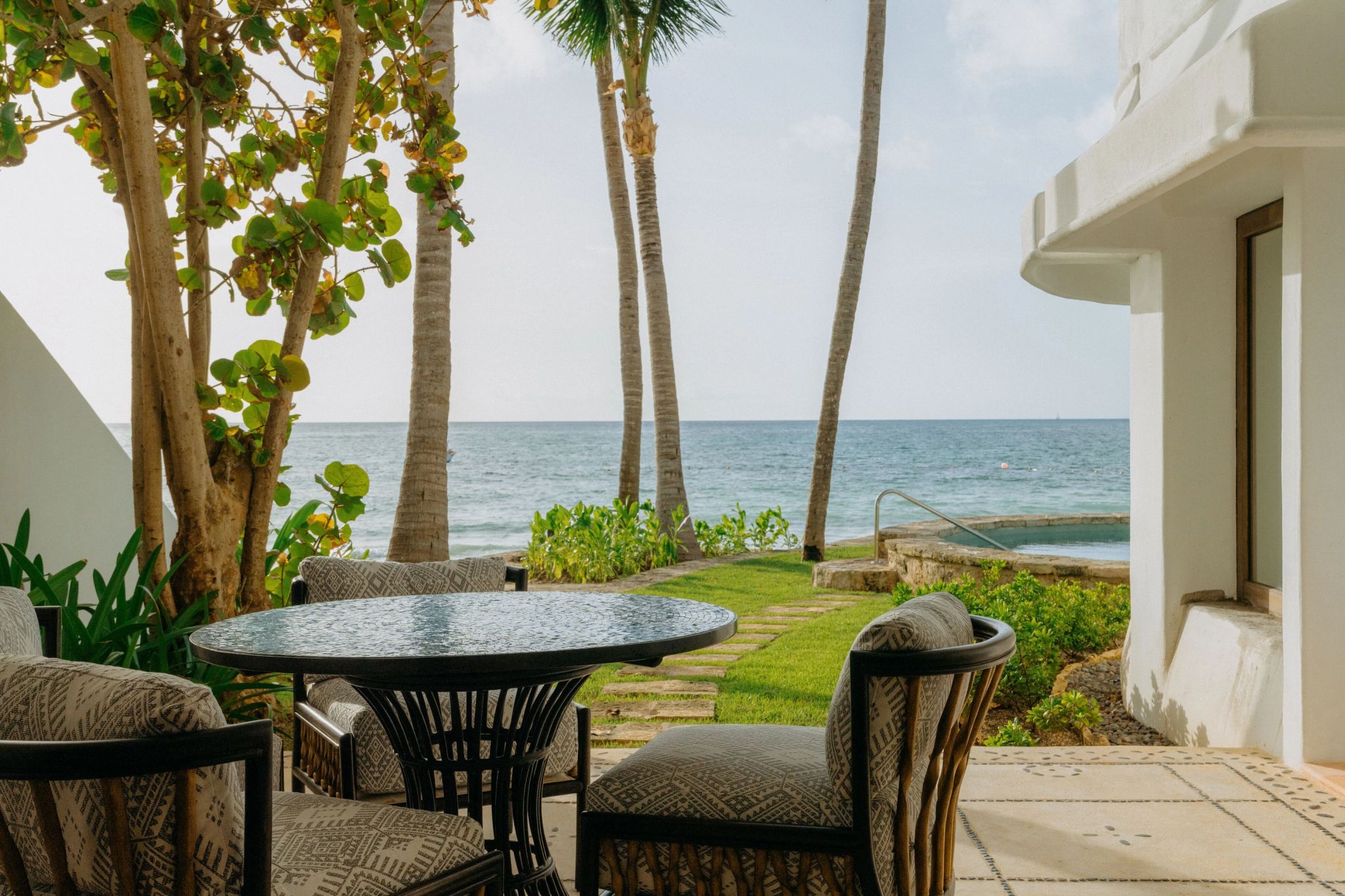 Villa Mariposa area externa da suite – vista para o mar – mesa ao ar livre