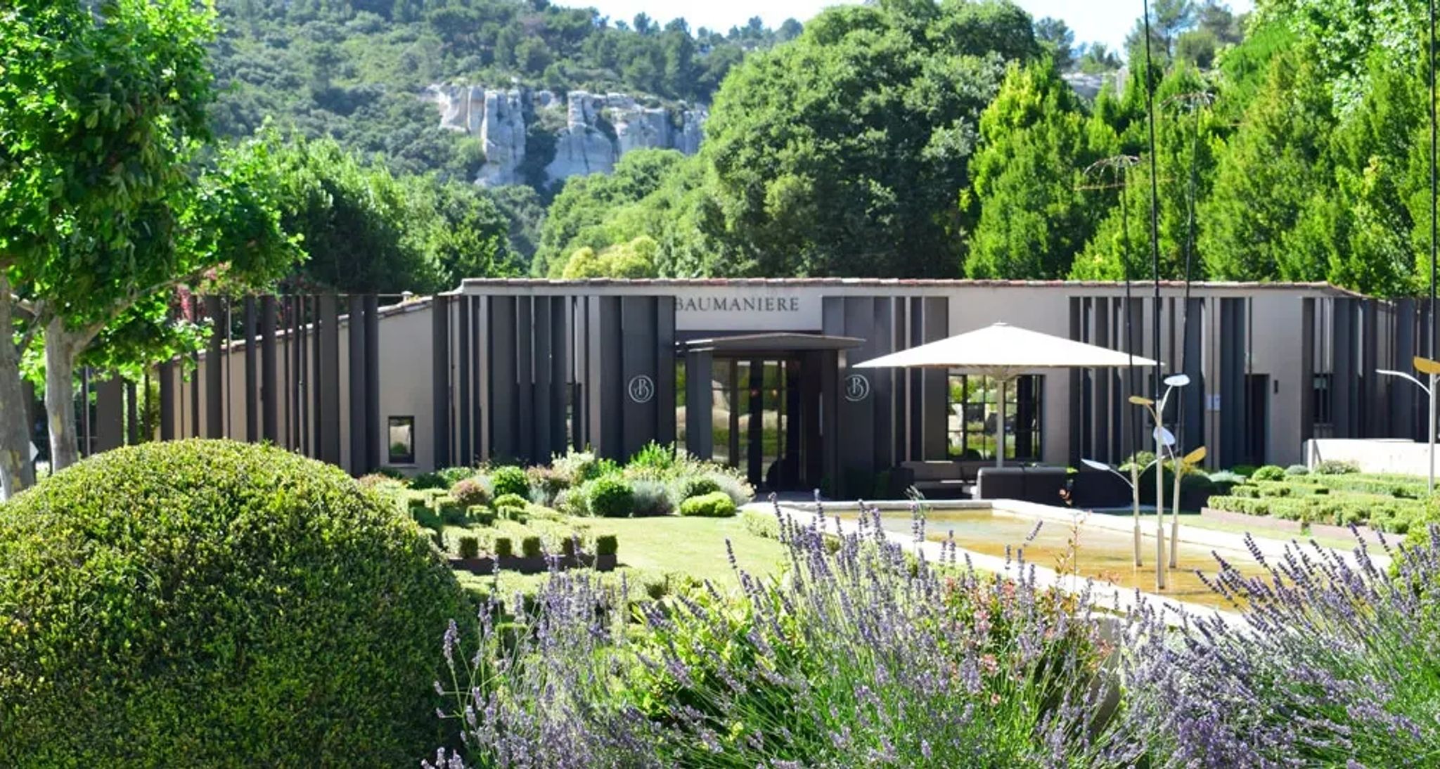 Fachada Baumanière les Baux-de-Provence fachada hotel baumaniere – hotel luxo franca – turismo exclusivo europa
