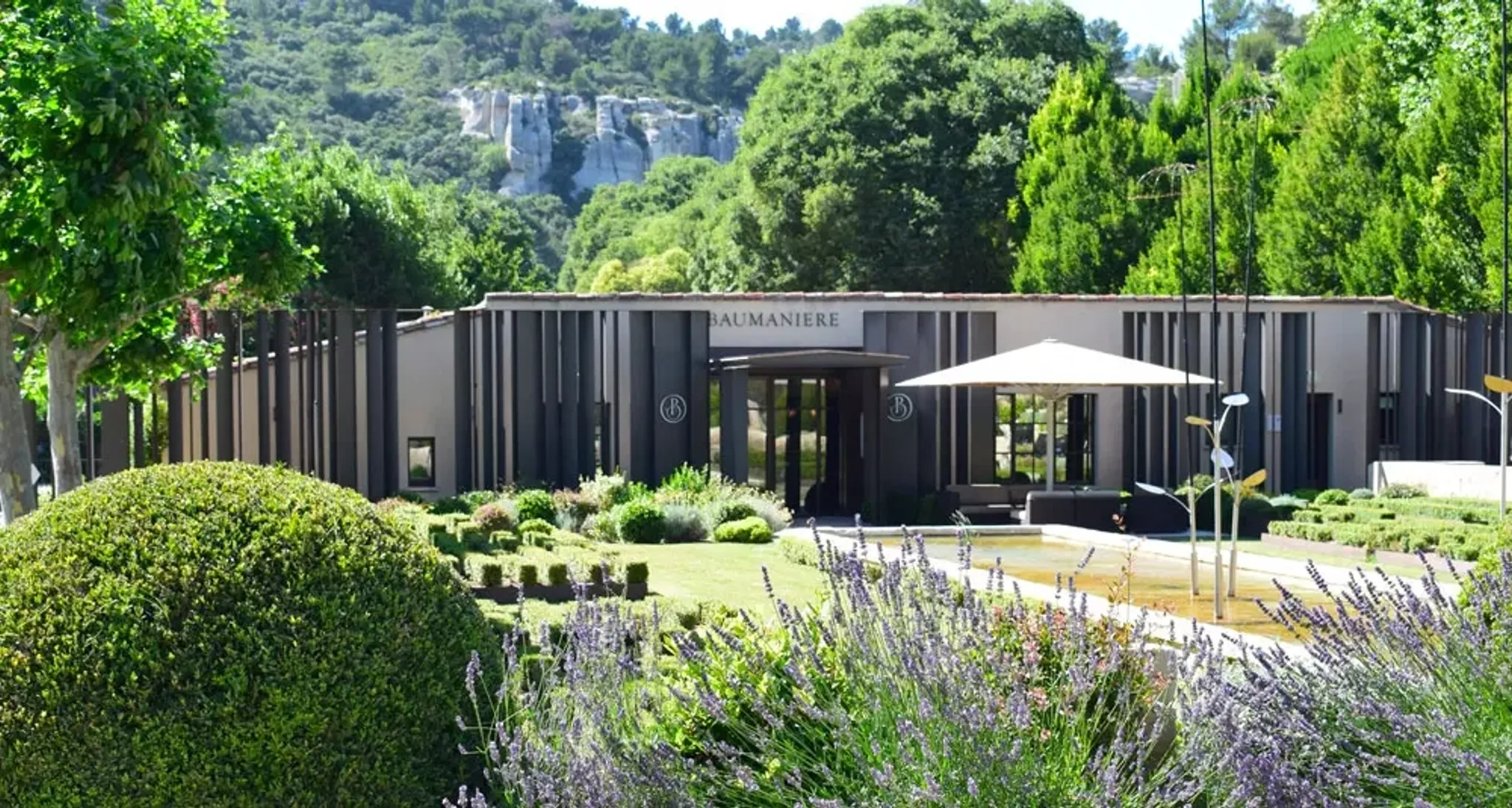 fachada hotel baumaniere – hotel luxo franca – turismo exclusivo europa