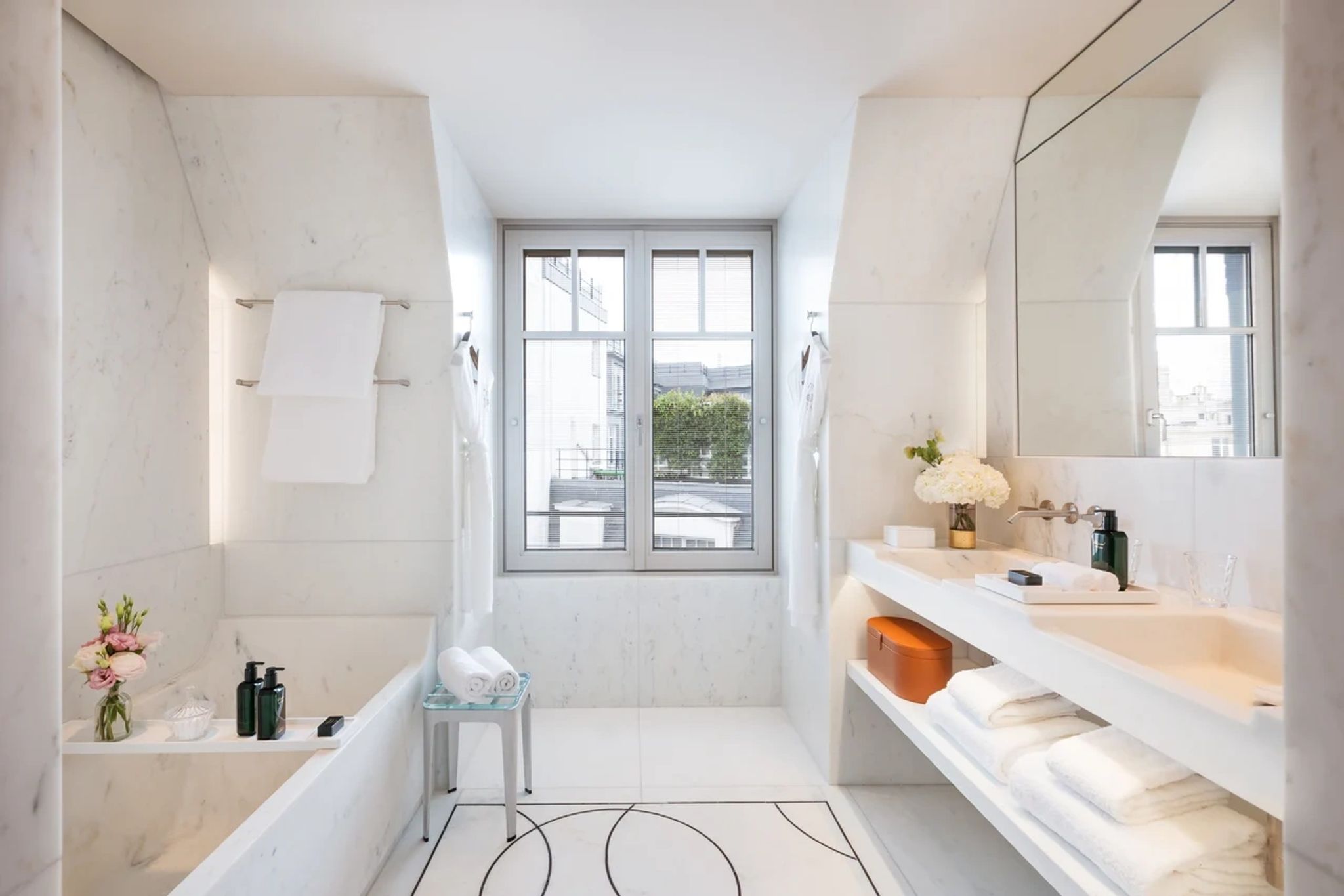 Appartement Rive Gauche banheira de imersao - banheiro em marmore - apartamento vista paris