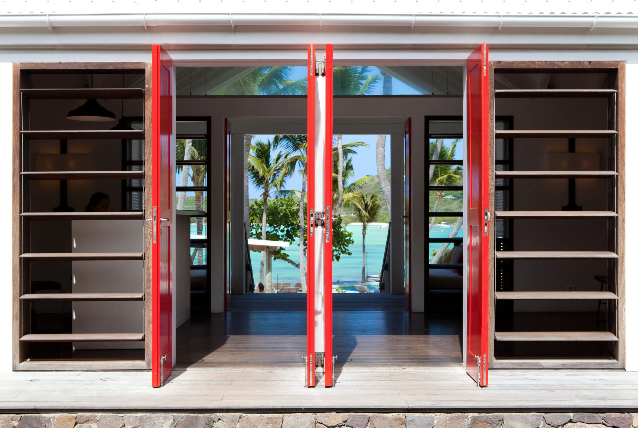 Entrada do resort Le Sereno St Barth lobby de luxo - lobby de hotel - arquitetura moderna - entrada do hotel - hotel na praia